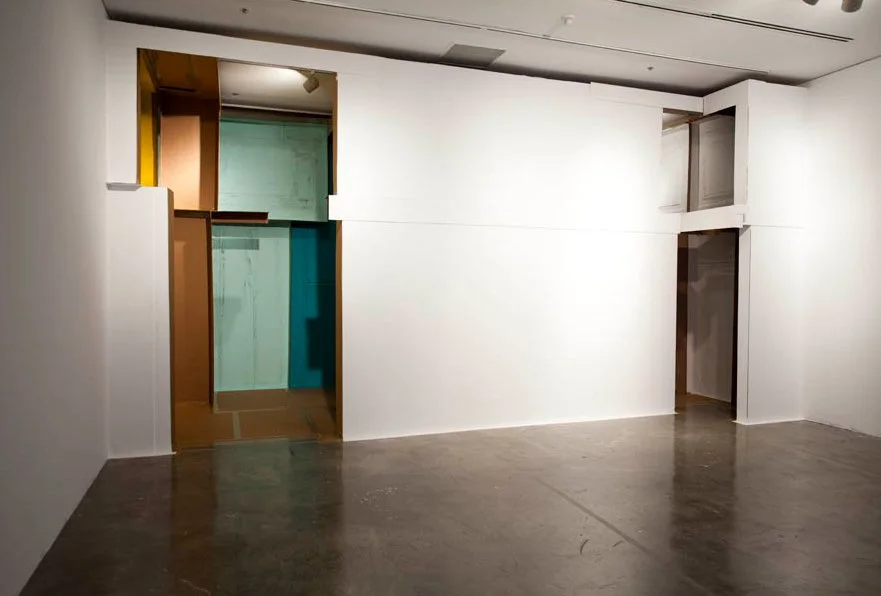  View from outside the site-specifics, before the perfomance. © Carlos Bunga. 