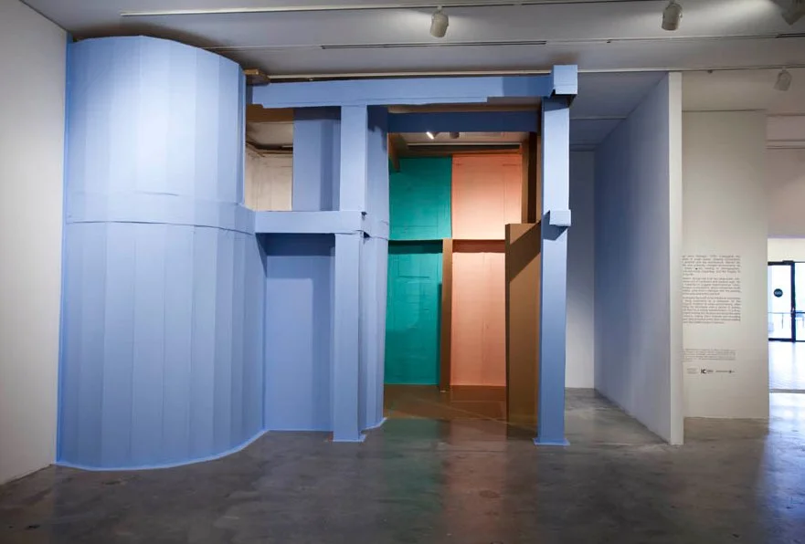  View from outside the site-specifics, before the perfomance. © Carlos Bunga. 