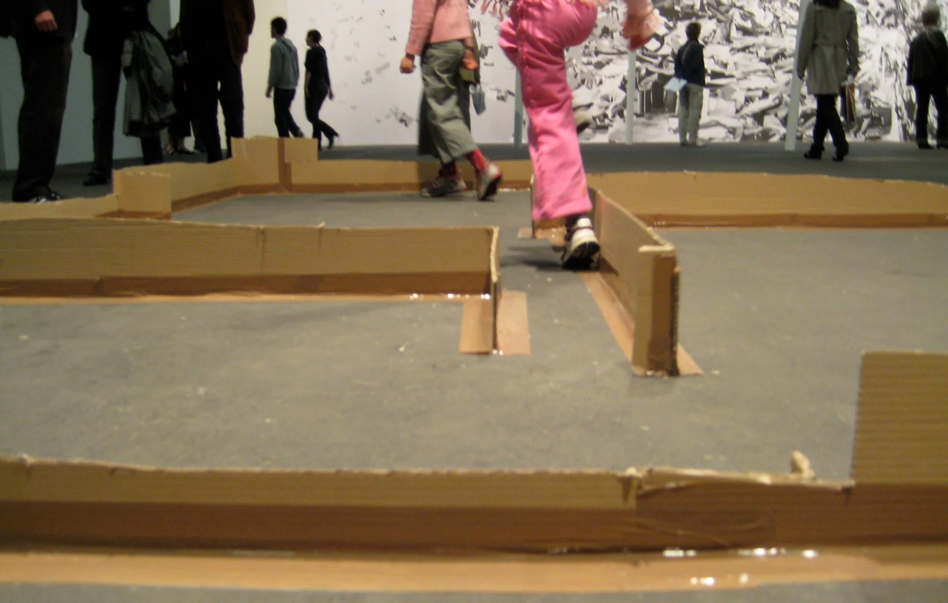  Detailed view of the installation while being intervened by the audience. © Carlos Bunga. 