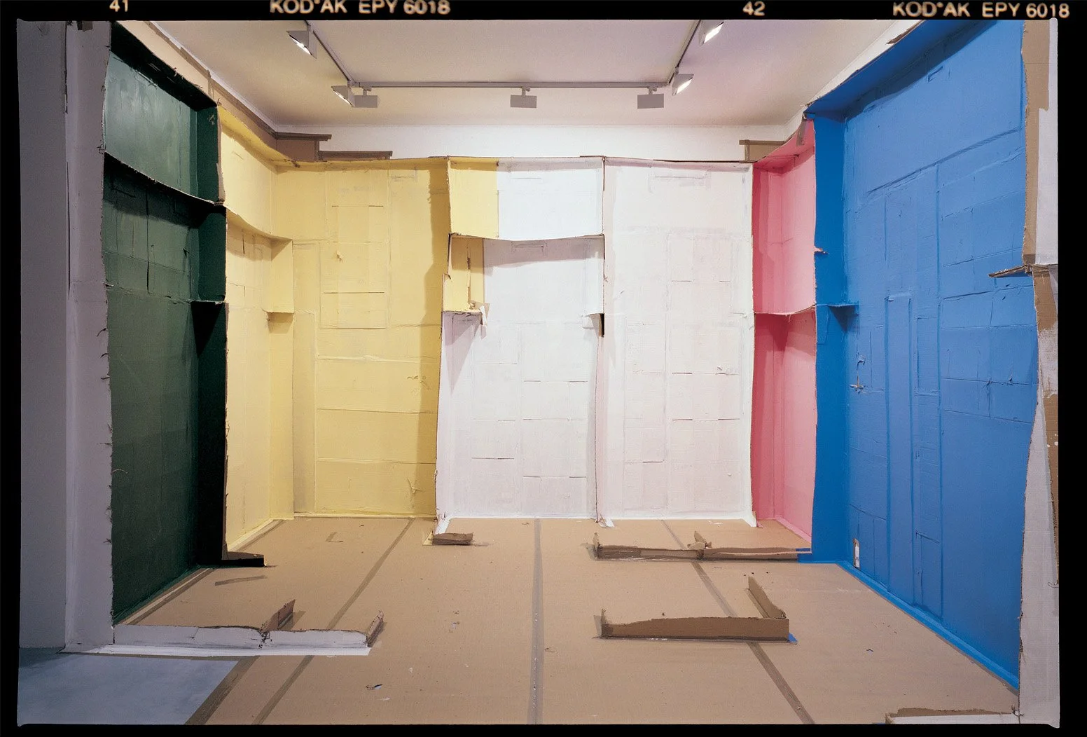  View of the exhibition’s first room. © Carlos Bunga. 