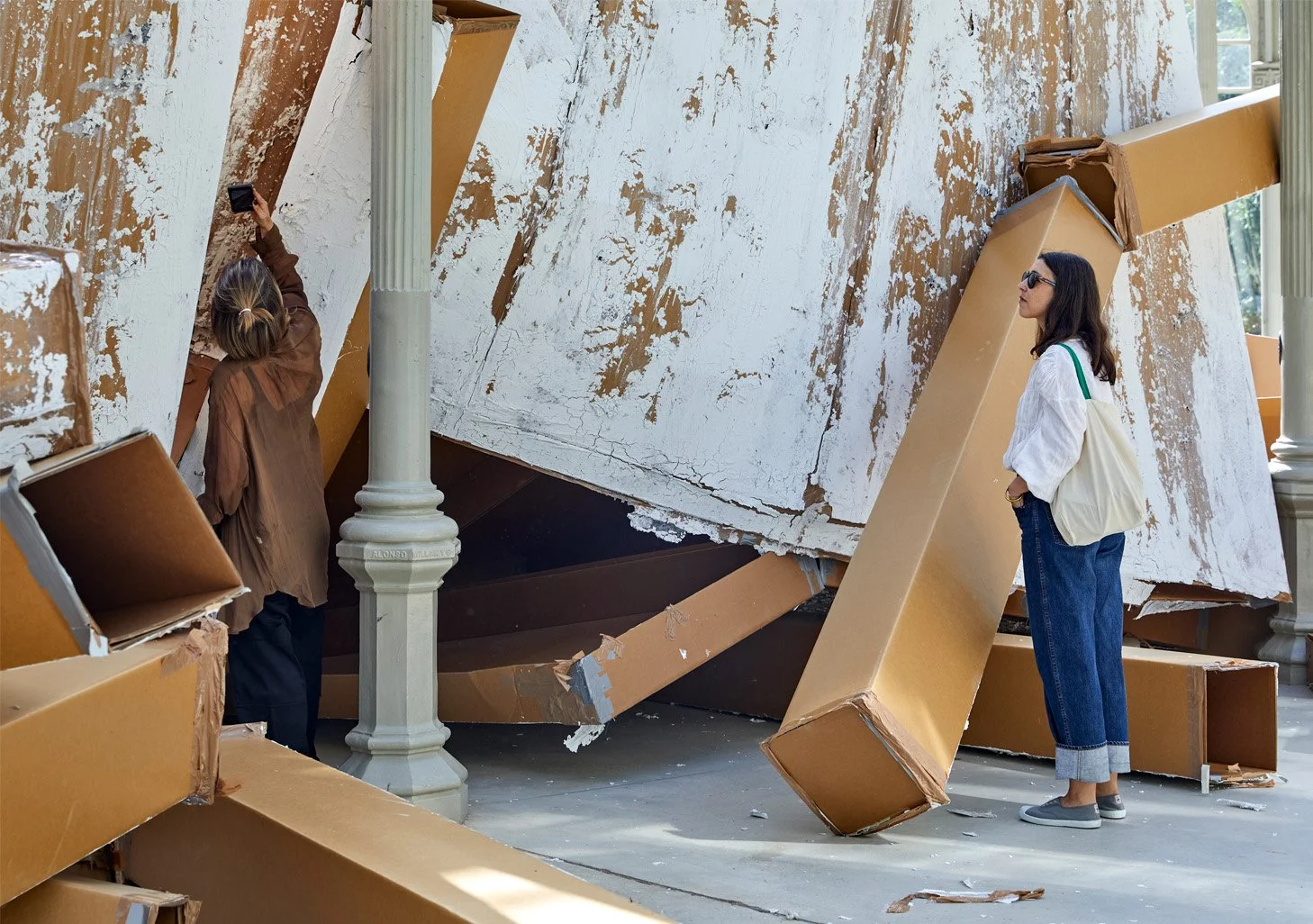  The audience around the site-specific after it was taken down for the perfomance. Photo: Joaquín Cortes and Román Lores. Courtesy: Palacio de Cristal, Museo Nacional Centro de Arte Reina Sofía. 
