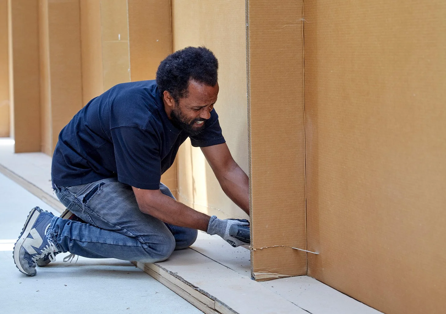  Bunga during his perfomance, tearing down his installation. Photo: Joaquín Cortes and Román Lores. Courtesy: Palacio de Cristal, Museo Nacional Centro de Arte Reina Sofía. 