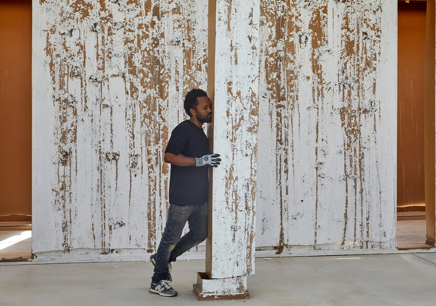  Bunga during his perfomance, pushing on a column to collapse the site-specific. Photo: Joaquín Cortes and Román Lores. Courtesy: Palacio de Cristal, Museo Nacional Centro de Arte Reina Sofía. 