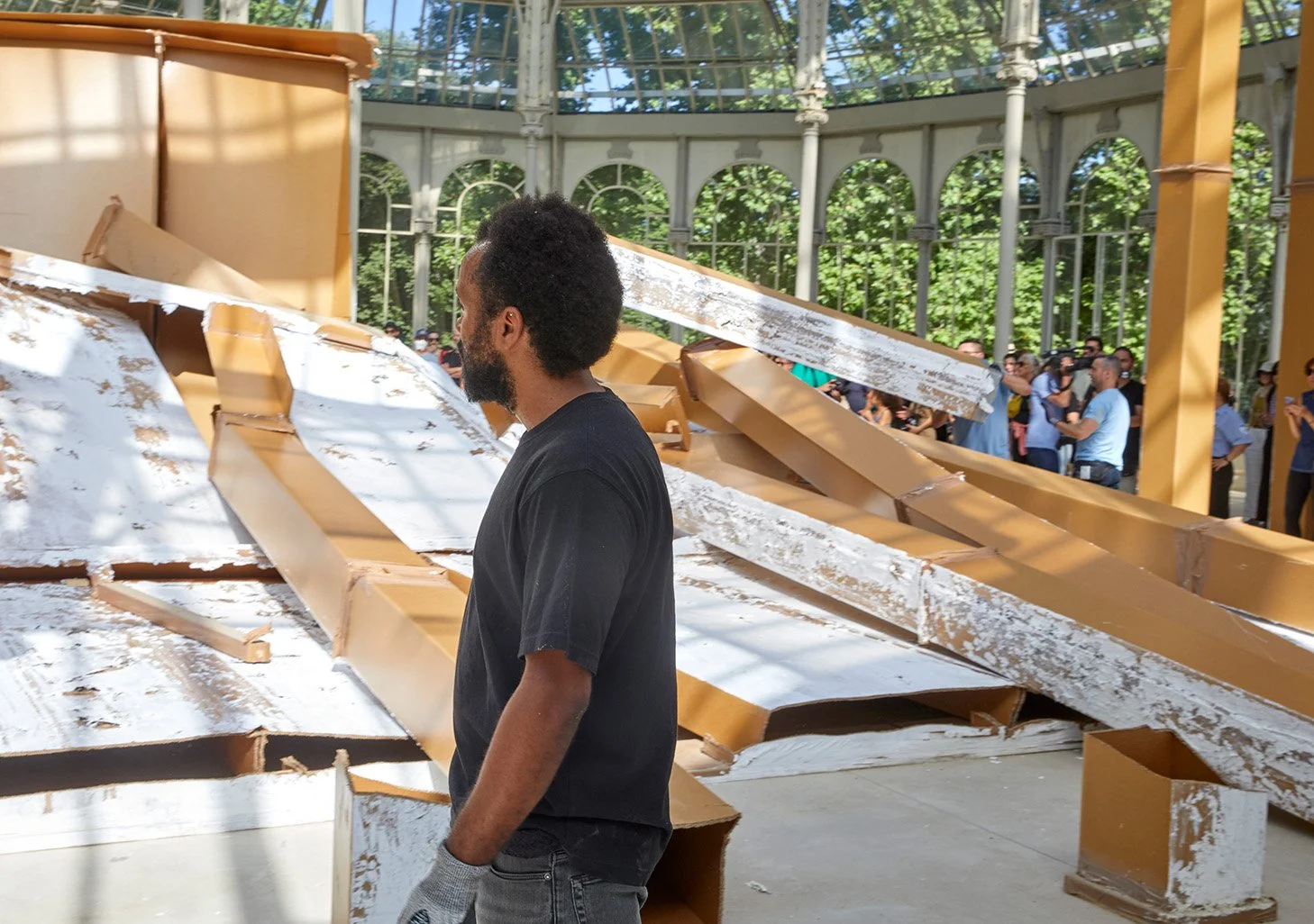   Bunga during his perfomance. Photo: Joaquín Cortes and Román Lores. Courtesy: Palacio de Cristal, Museo Nacional Centro de Arte Reina Sofía. 