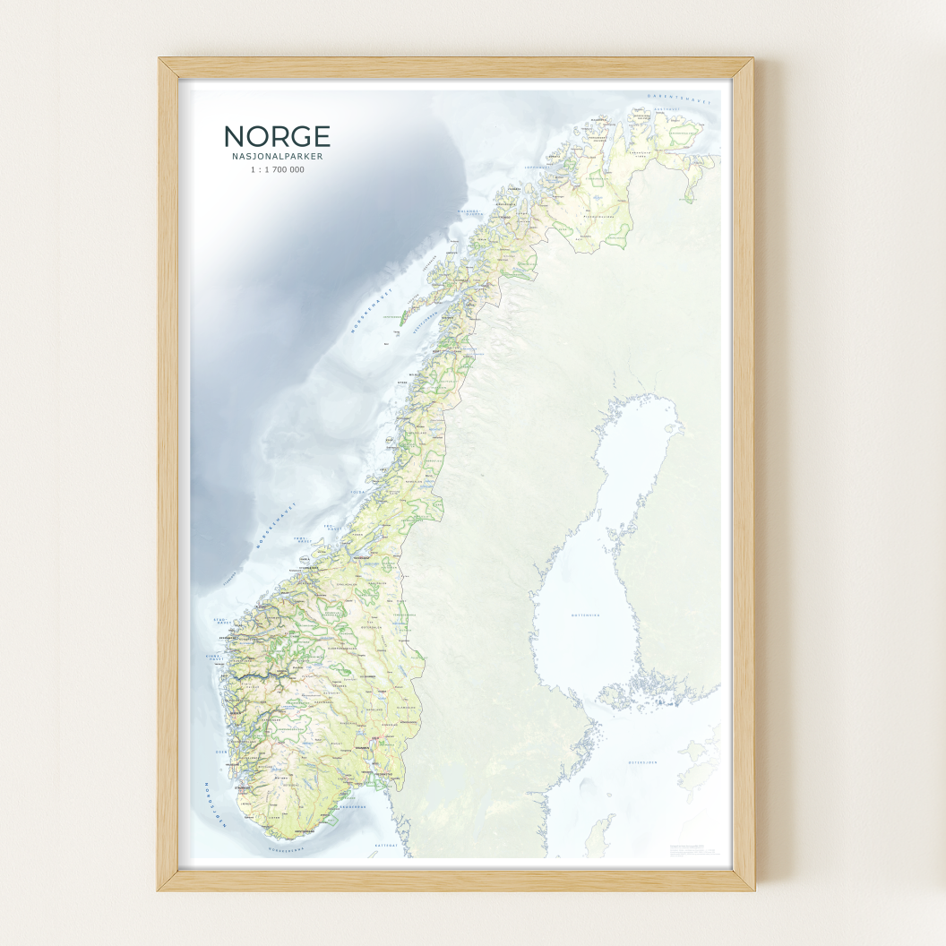 Kartplakat over Norges 41 nasjonalparker på fastlandet, markert i grønt mot et naturtro terrenggrunnlag med fjell, daler og kystlinjer. Et oversiktskart i dempede fargetoner som kombinerer estetikk og nøyaktighet.
