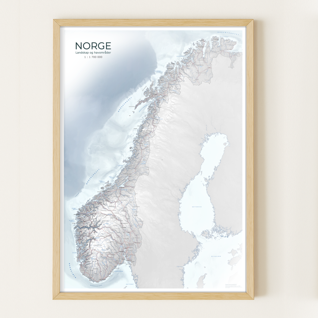 Et detaljert og elegant norgeskart som viser topografi med fjellskygge, havdybder, elver og administrative grenser i et kjølig, dempet fargevalg. Ideelt som veggkart i moderne interiør.
