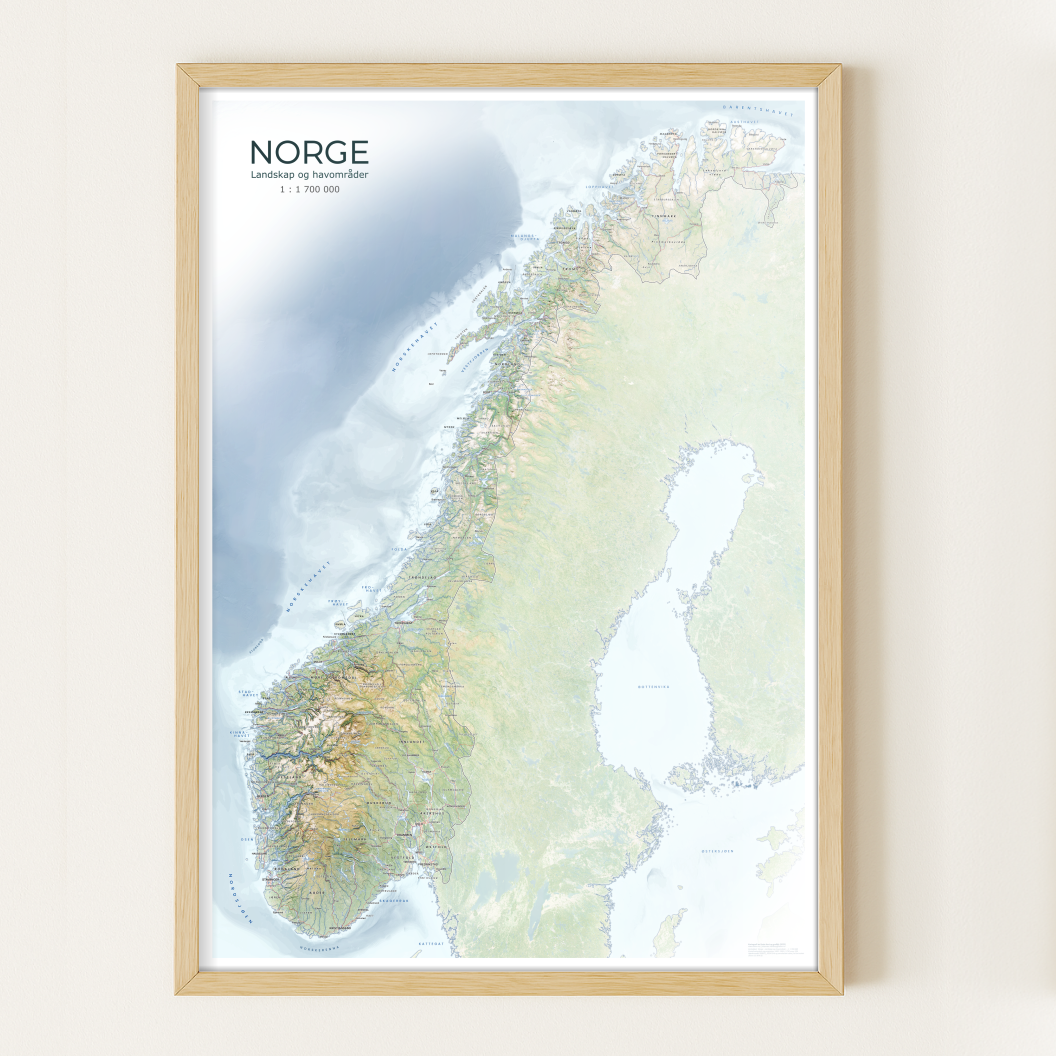 Kart over Norge i livlige naturfarger med realistisk terreng og fjellskygge som fremhever fjell, daler og kystområder.
