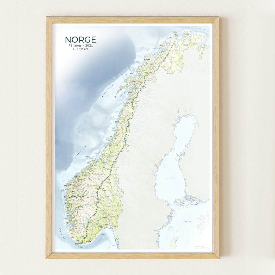 Eksempelkart over Norge som viser en tegnet rute fra Lindesnes til Nordkapp. Illustrasjonen demonstrerer hvordan kunden kan få sitt eget tilpassede Norgeskart, med valgfri rute, farger og detaljer lagt inn manuelt.