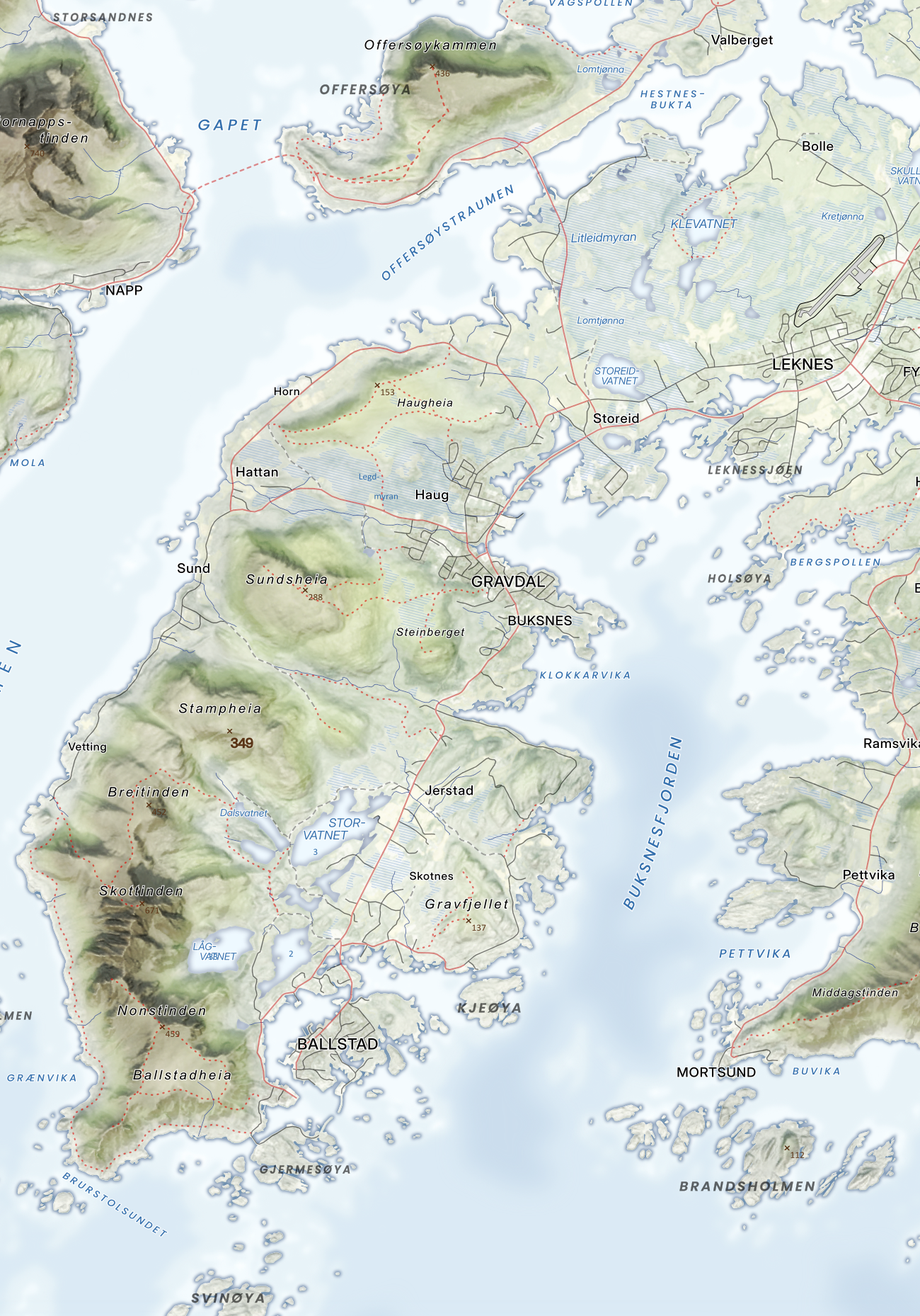 Leknes, Gravdal og Ballstad med Nonstinden og Skottinden i klare fargetoner.