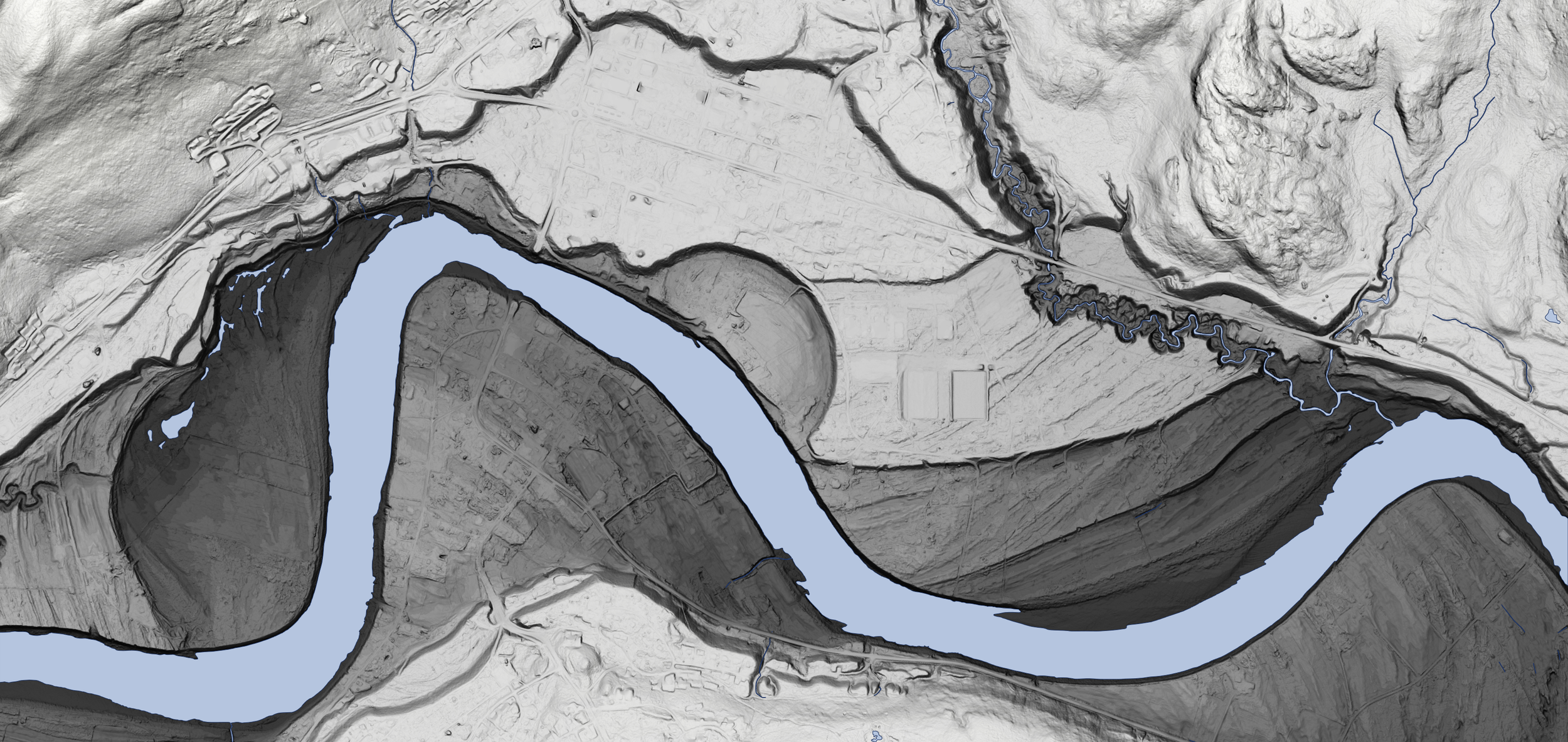 Gråtonet terrengmodell med skygger og vannflater – nøytralt og teknisk uttrykk.