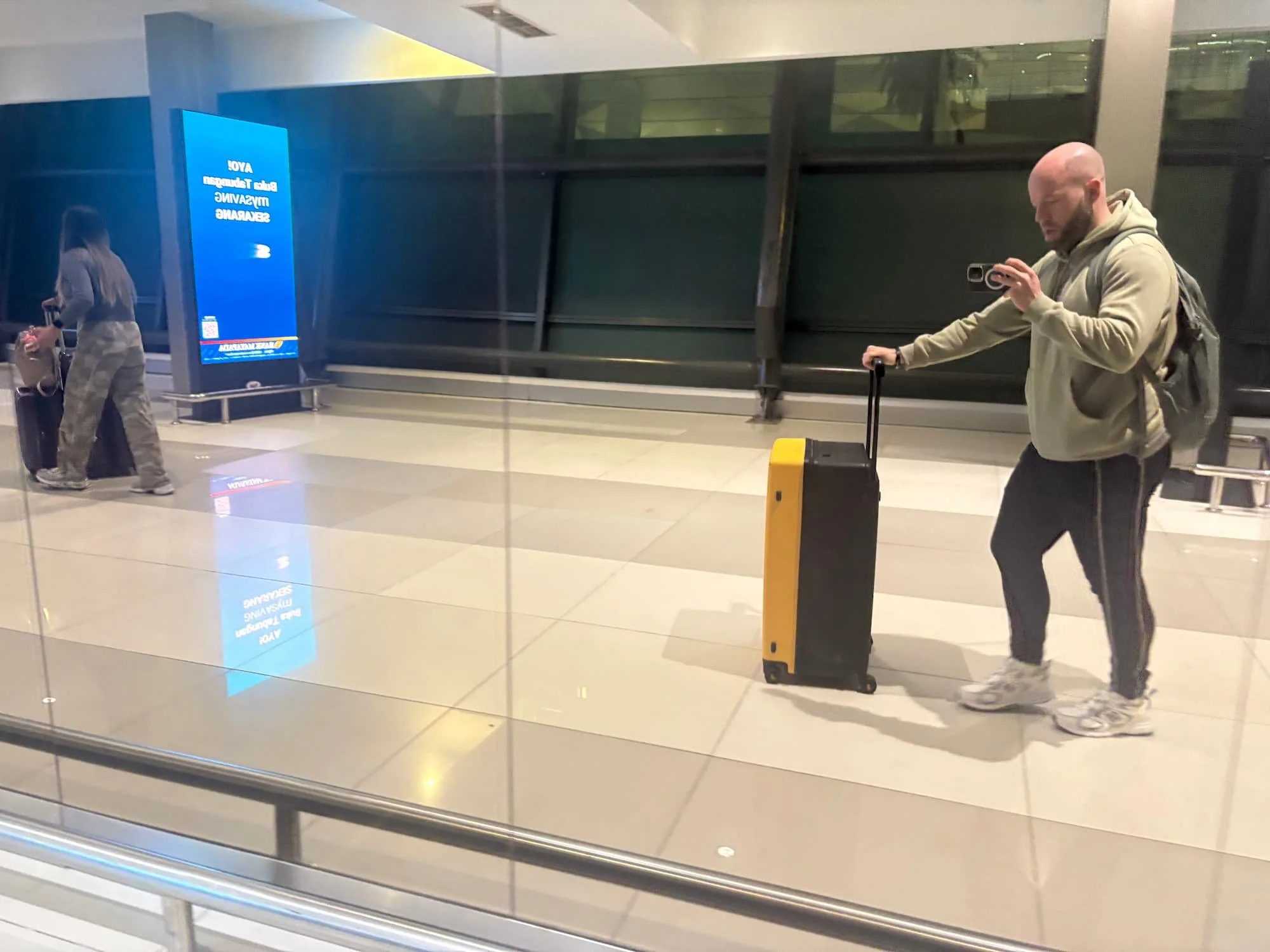 Tom Henty pushing Level 8 Voyaguer through Bangkok Airport in Thailand