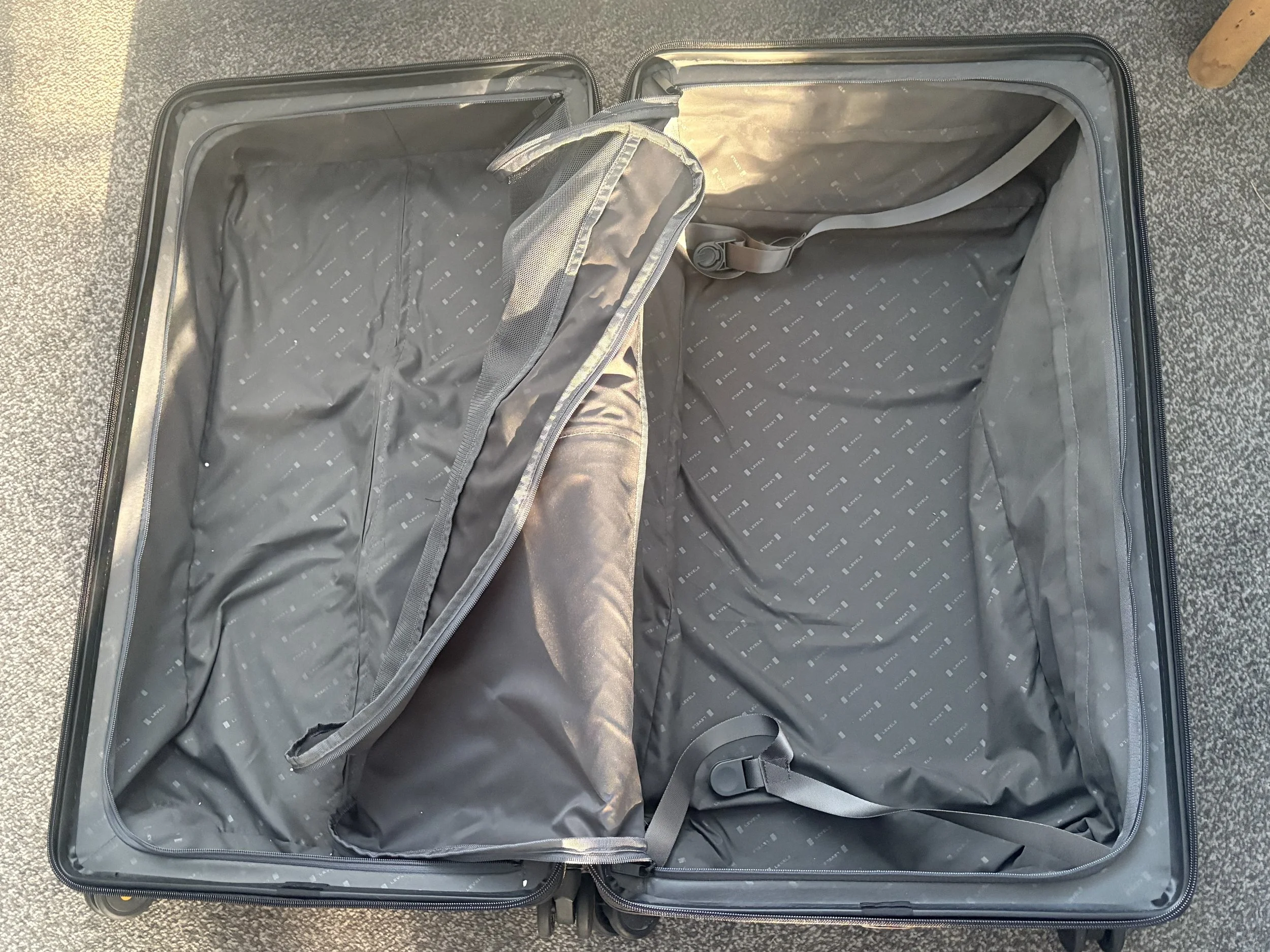 Level 8 Voyageur suitcase interior