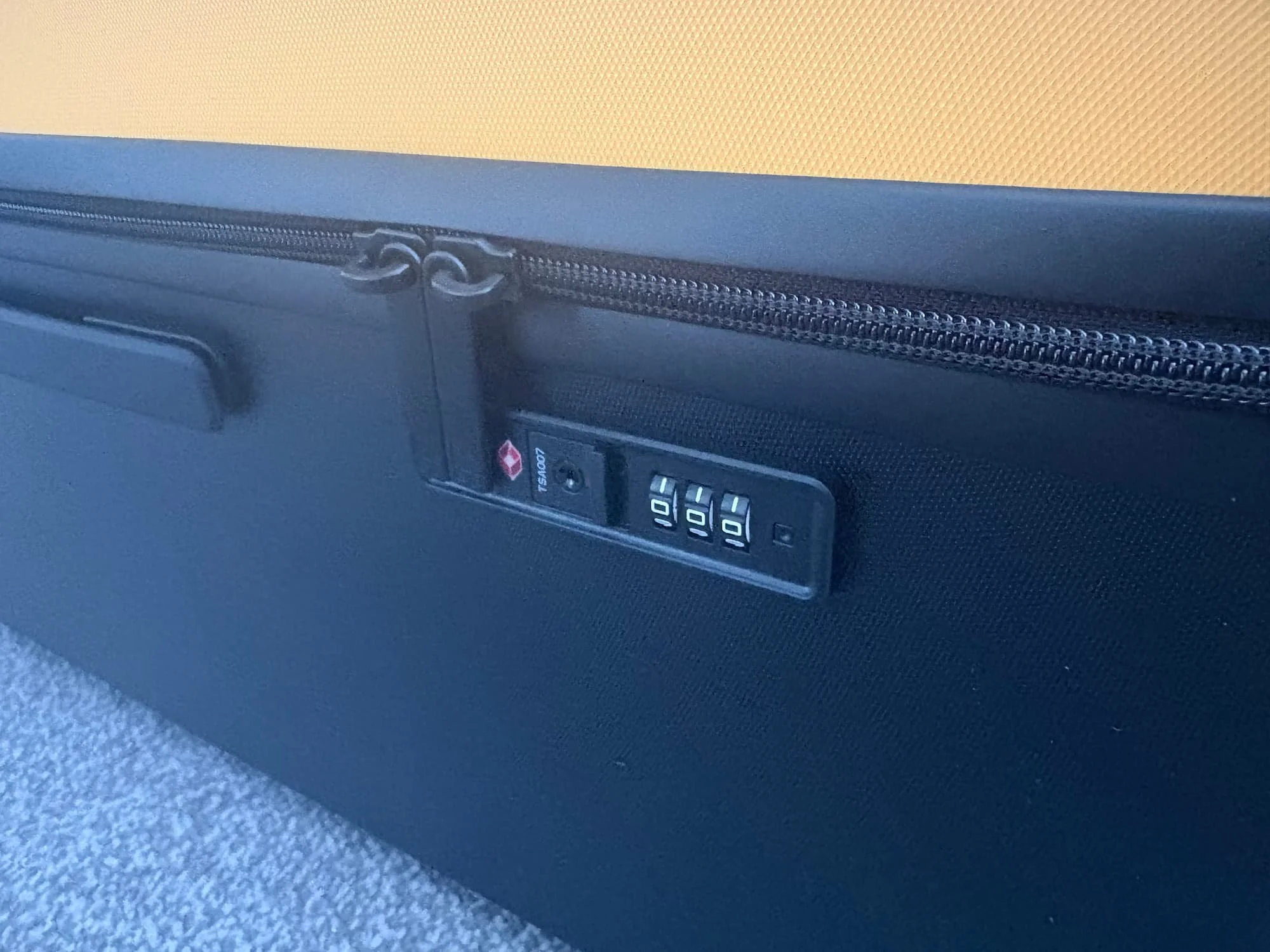 TSA approved lock on LEvel8 Voiyaguer suitcase