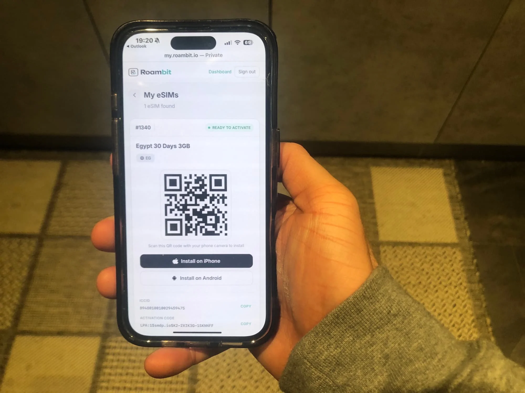 Installing Roambit Egypt eSIM on my phone before tirp
