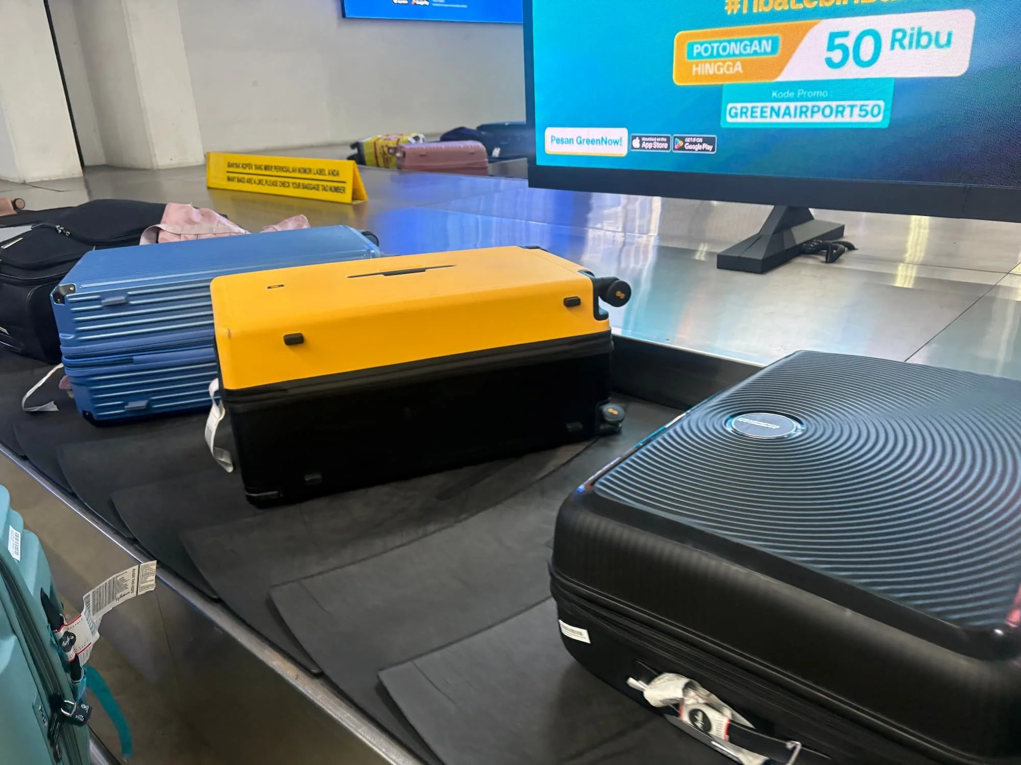 Level8-Voyaguer-suitcase-coming-off-carousel