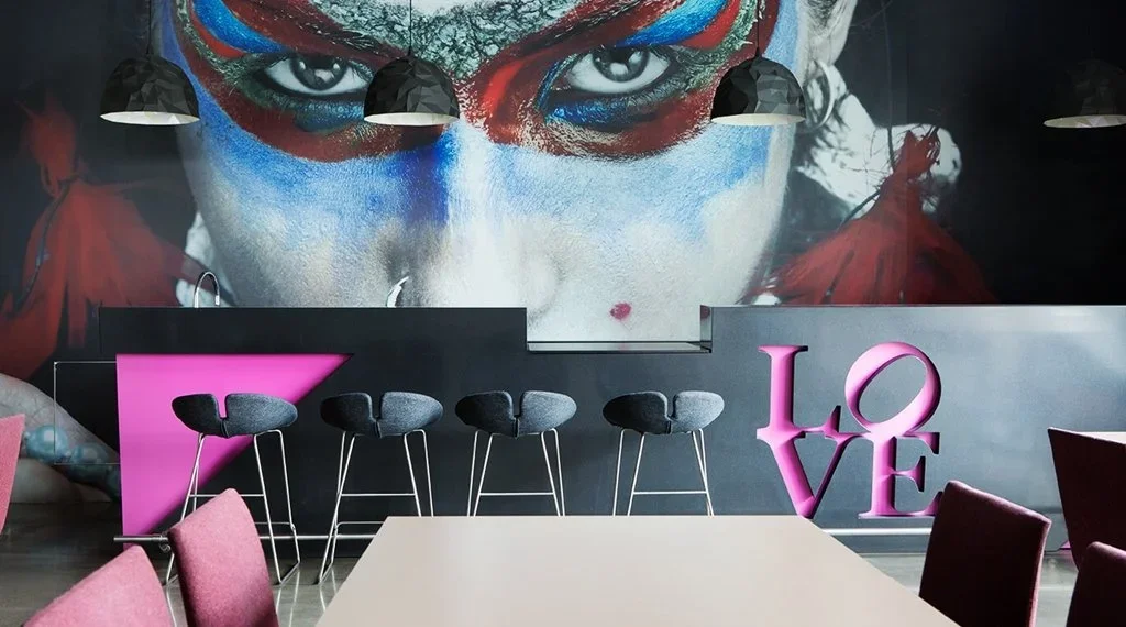 lobby-takeover-bar-love-photowall-comfort-hotel-square.webp