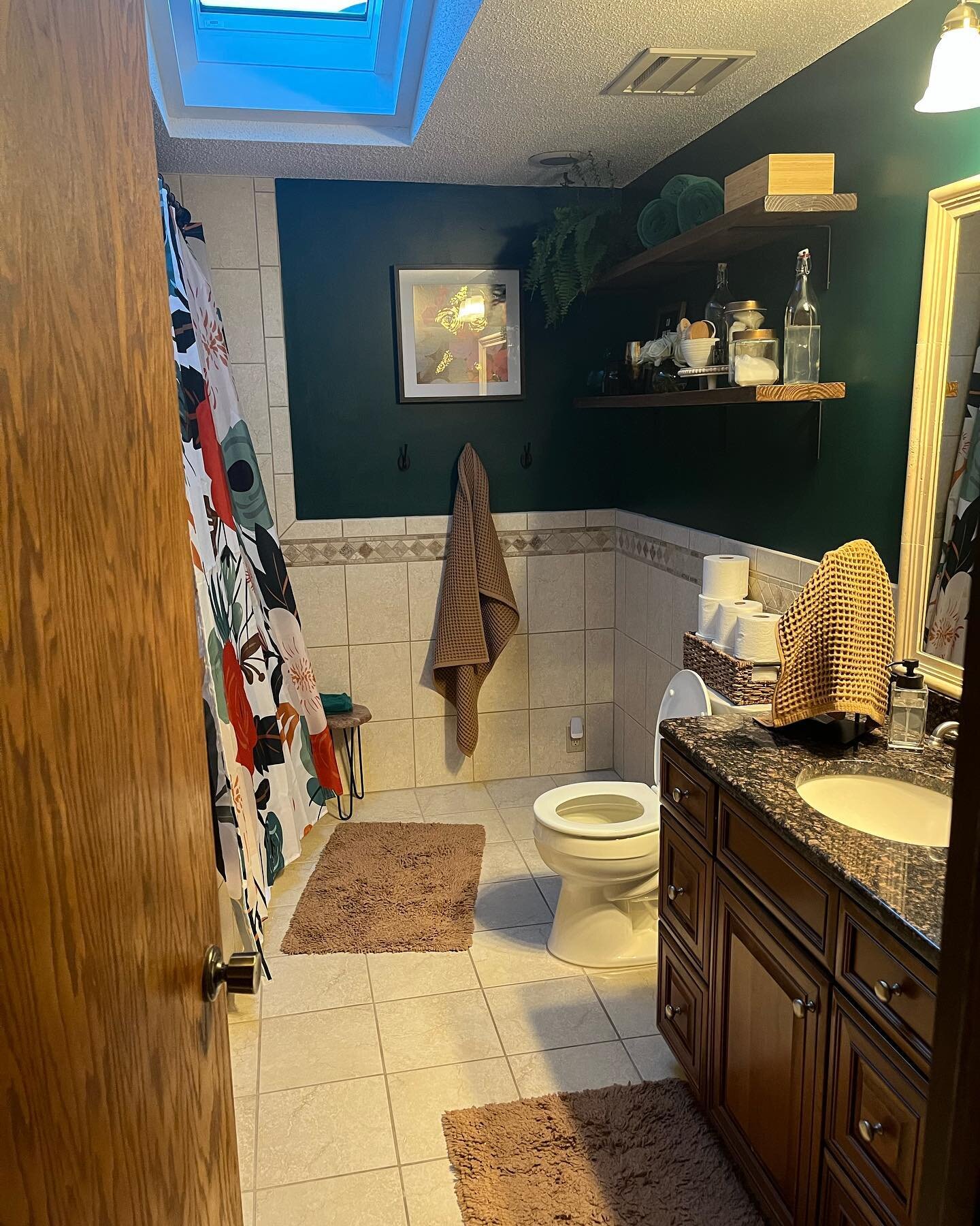 Look at how good @wickwhack did re-doing our bathroom 😍😍😍

Also thank you @adatrak for the recent help and great work painting the entry way and kitchen!