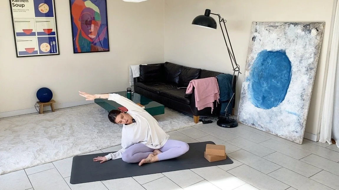 Une pratique r&eacute;guli&egrave;re &agrave; la maison, &ccedil;a change profond&eacute;ment la relation au corps. 

Pas pour en faire toujours plus, mais pour revenir souvent &agrave; l&rsquo;essentiel. 
Ce nouveau cours sur Unlock TV propose une r