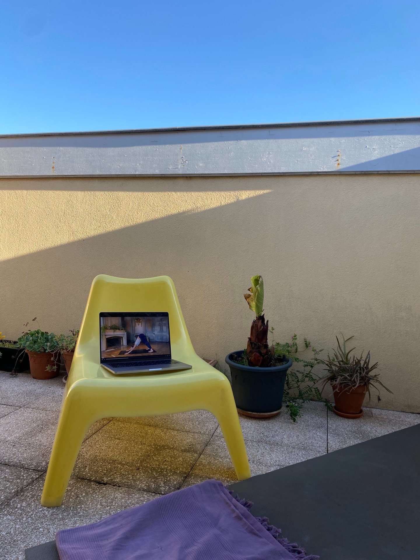 Aucune d&eacute;pendance &agrave; un lieu, &agrave; une machine. Un tapis suffit, et encore. Parfois juste quelques m&egrave;tres carr&eacute;s au sol pour se poser. 
Le yoga on l&rsquo;am&egrave;ne partout avec soi,peu importe l&rsquo;endroit ou la 