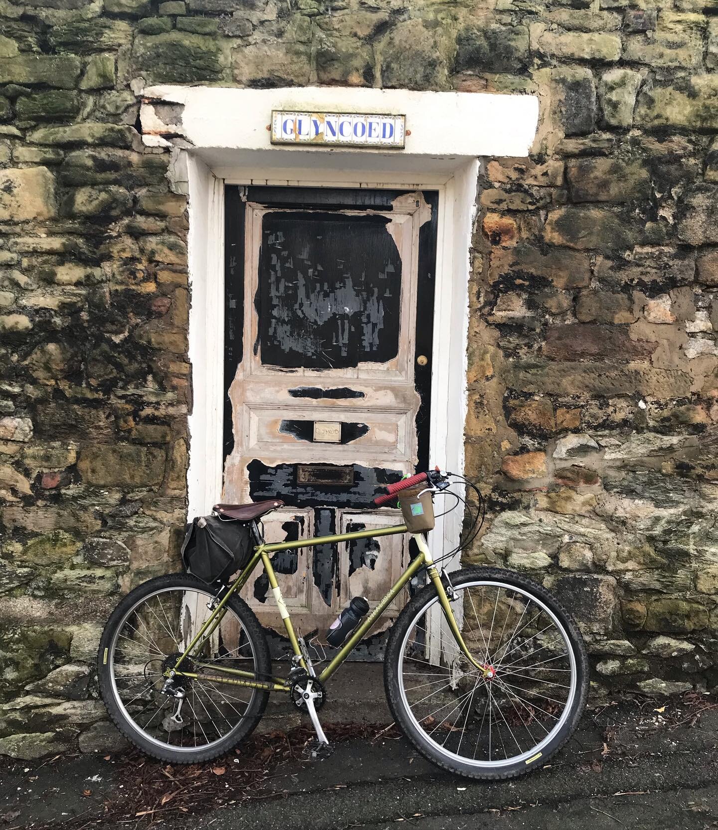 Through a secret door to who knows where? Changes are coming, watch this space.
#cycling #bicycles #urbanphotography #urbanexploration #newventures #joeappaloosa #rivbike