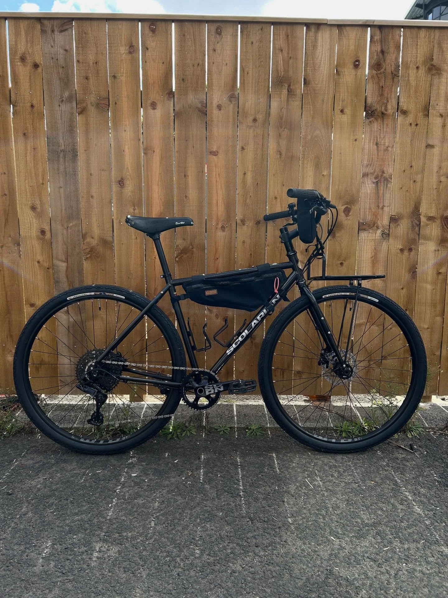A recent @scolarian_bikes build mostly new bits with a few treasured parts from other builds. Adventure at the weekend and city blasting through the week is the name of the game here!!!! 
#scolarianbikes #adventurebike #gravelbike #steelisreal #bikep