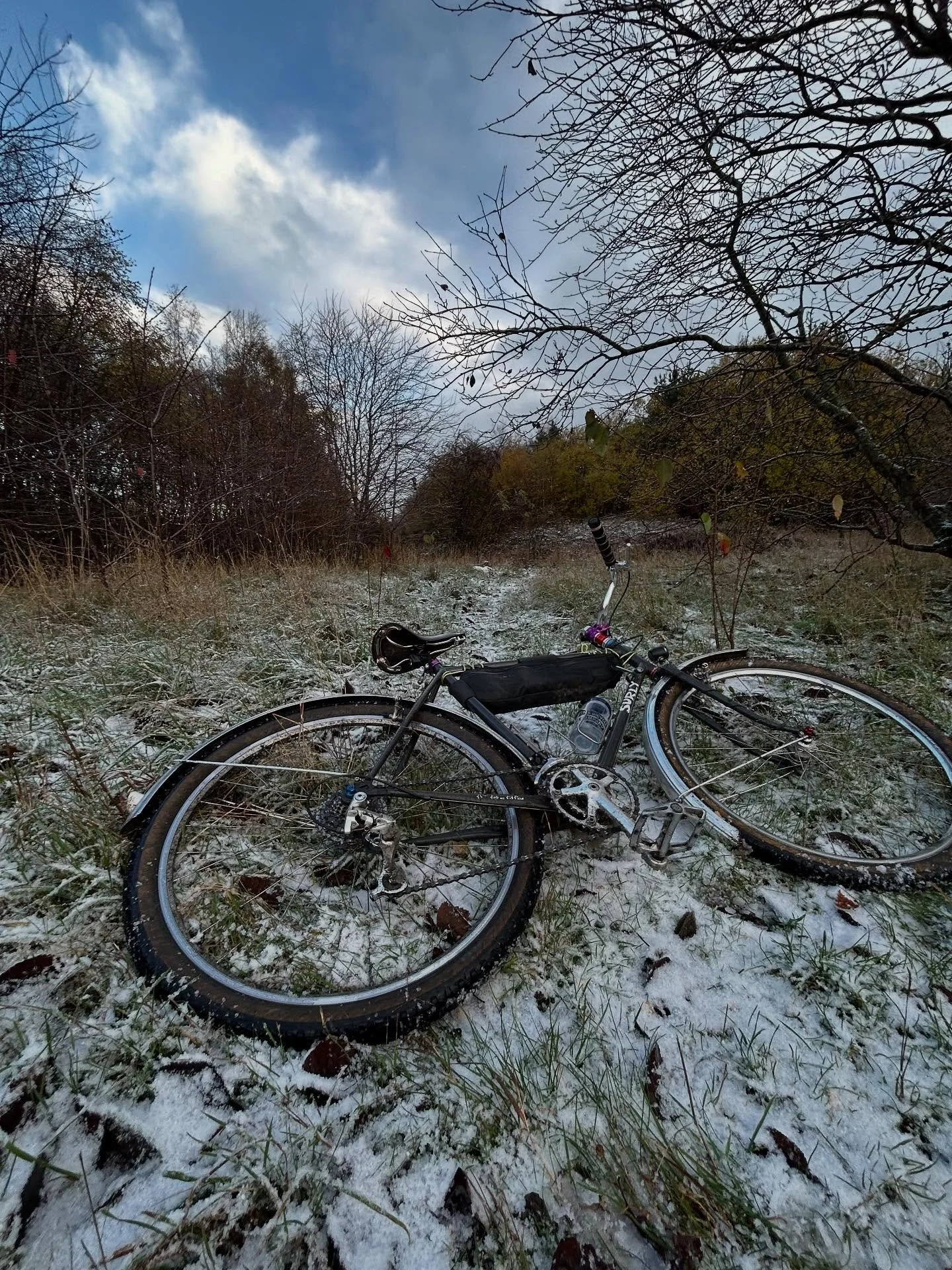 First snow of the winter!
@surlybikesuk 
#gravelbikes #adventurebikes #winterbike #surlybikes #surlypackrat #mudguards #fenders #veloorange #steelbikes #allroad #allroadbike