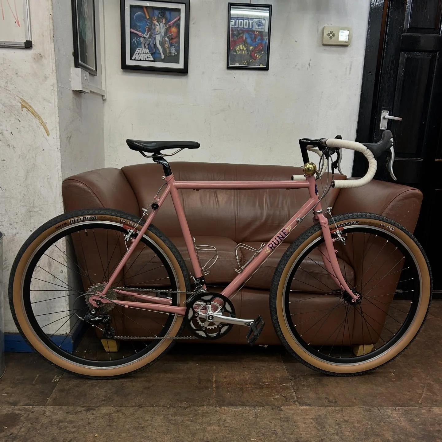 We had @brevetbearpark beautifully curated @runebicycles knightwood in for a few finishing tweaks to the new set up, what a beautiful bicycle❤️❤️❤️
#allroad #rune #runebike #650b #randoneur