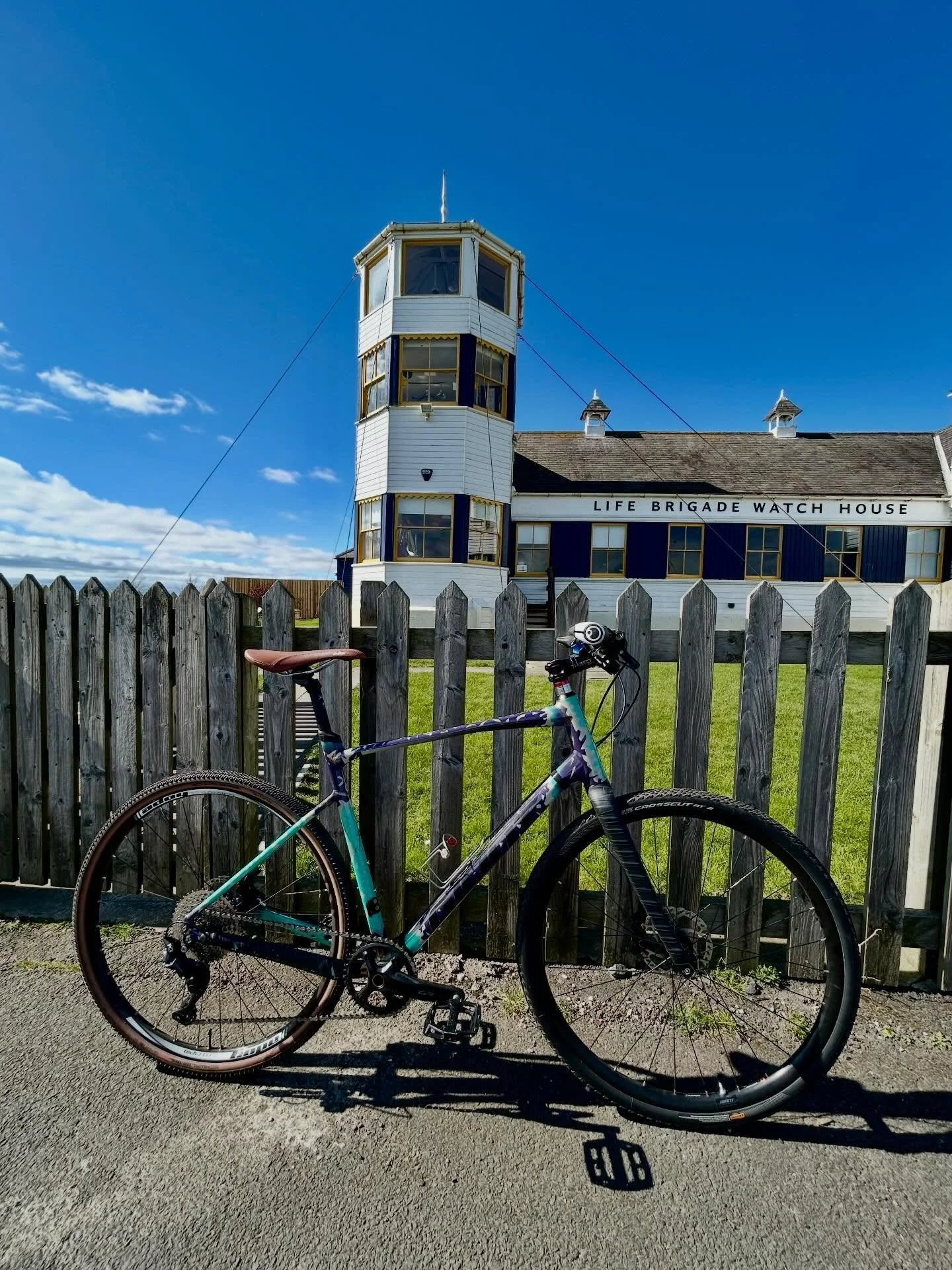 @judder_mann went the extra mile on this custom painted @giantuk revolt. All the ufo/alien invasion/cattle abduction fun you need on a bike. Top marks! A swift little urban build too. 
#custombike #urbanphotography #giantbikes #giantrevolt #gravelbik