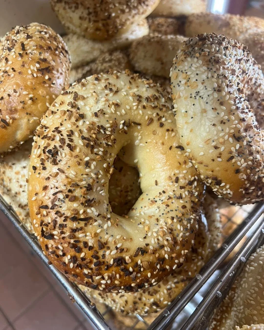 Monday Morning  you sure look fine 🤣  #notyourtypicalbagelshop #earlymorningflavortown #bigdavesbagels #50yearsofplatterwork #worldfamouskweenies #bestinnewhampshirebagels