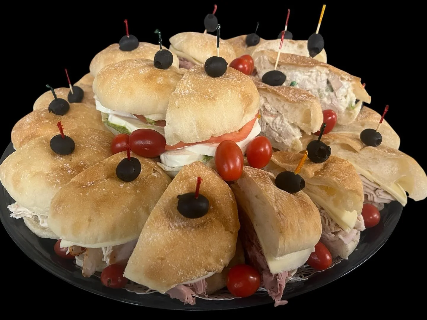 It&rsquo;s beginning to look like Xmas here at Big Dave&rsquo;s 😀 #bigdavesbagels #51yearsofplatterwork #bestinnewhampshirebagels #worldfamouskweenies #notyourtypicalbagelshop