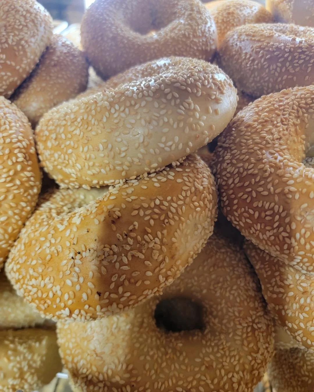 Monday Morning you sure look fine 😀  #notyourtypicalbagelshop #earlymorningflavortown #bigdavesbagels #50yearsofplatterwork #worldfamouskweenies #bestinnewhampshirebagels