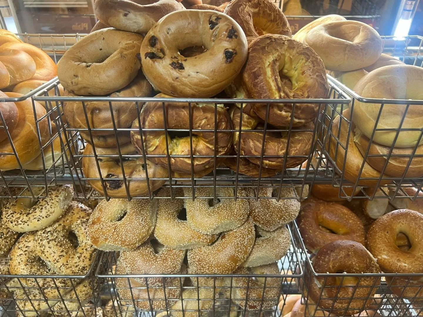 Jon the Baker doing some great work on this chilly morning. Come on down to your Early Morning Flavortown and let us bring some warmth to your day 😀  #notyourtypicalbagelshop #earlymorningflavortown #bigdavesbagels #50yearsofplatterwork #worldfamous