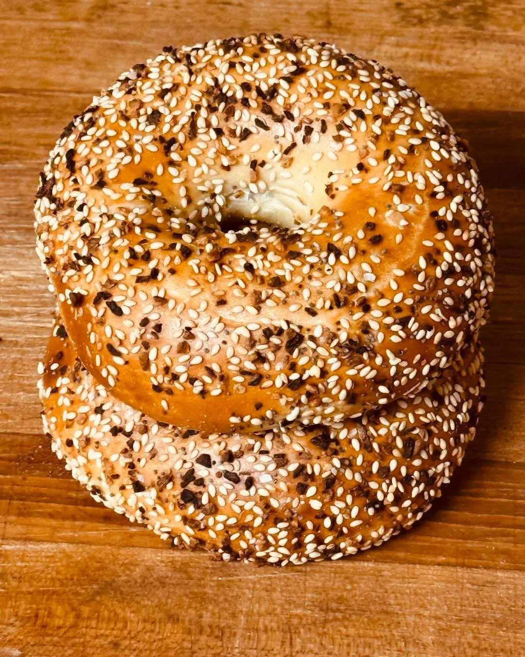 Today it was BakerJon&rsquo;s turn to shine and he sure did !! The newest member of our baking team is hitting all the high notes very quickly here. Today&rsquo;s proud work signed by an excellent team member. 
Bakery by Jon 😀  #notyourtypicalbagels