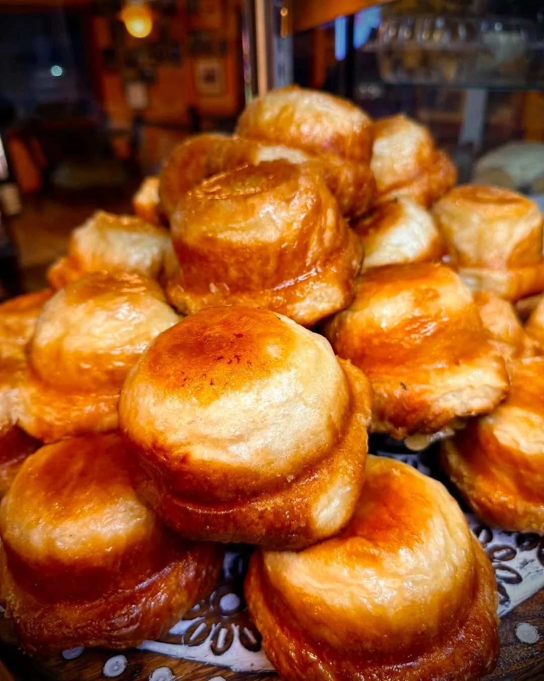 Typical Tuesday at your Atypical Bagel Shop. Baker Danny with some fine treats this morning 😀  #notyourtypicalbagelshop #earlymorningflavortown #bigdavesbagels #50yearsofplatterwork #worldfamouskweenies #bestinnewhampshirebagels