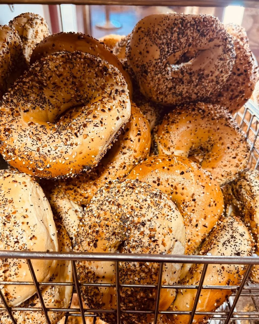 Typical Thursday at your Atypical Bagel Shop 😀  #notyourtypicalbagelshop #earlymorningflavortown #bigdavesbagels #50yearsofplatterwork #worldfamouskweenies #bestinnewhampshirebagels