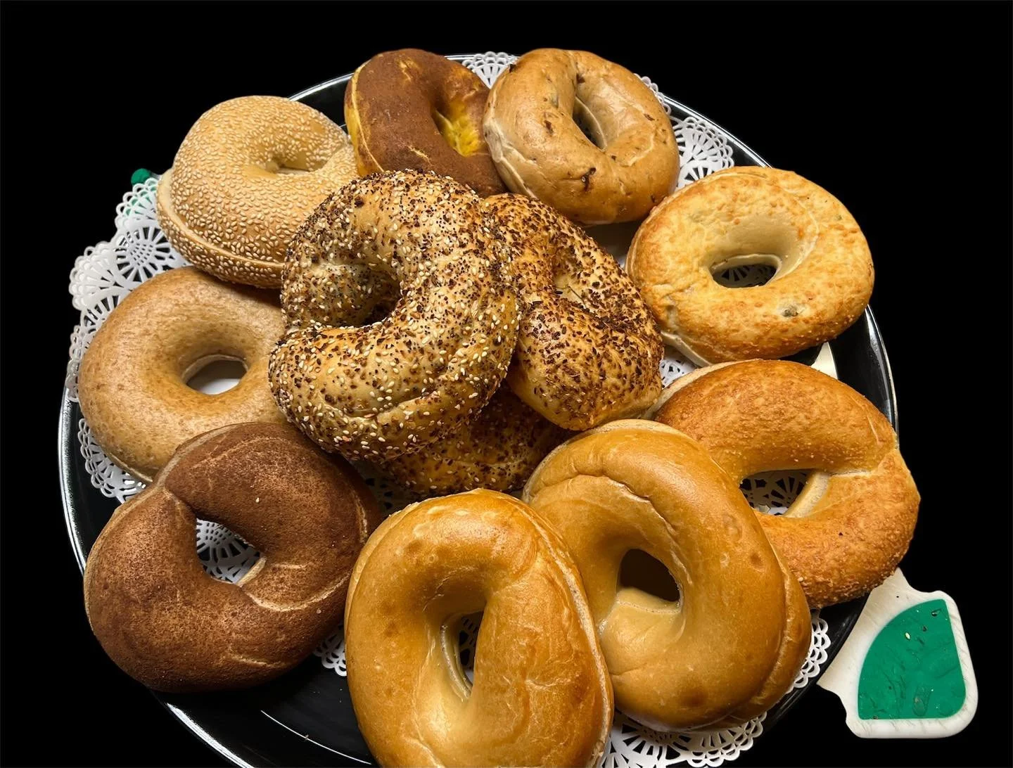 Friday Feels 😀 #notyourtypicalbagelshop #earlymorningflavortown #bigdavesbagels #50yearsofplatterwork #worldfamouskweenies #bestinnewhampshirebagels
