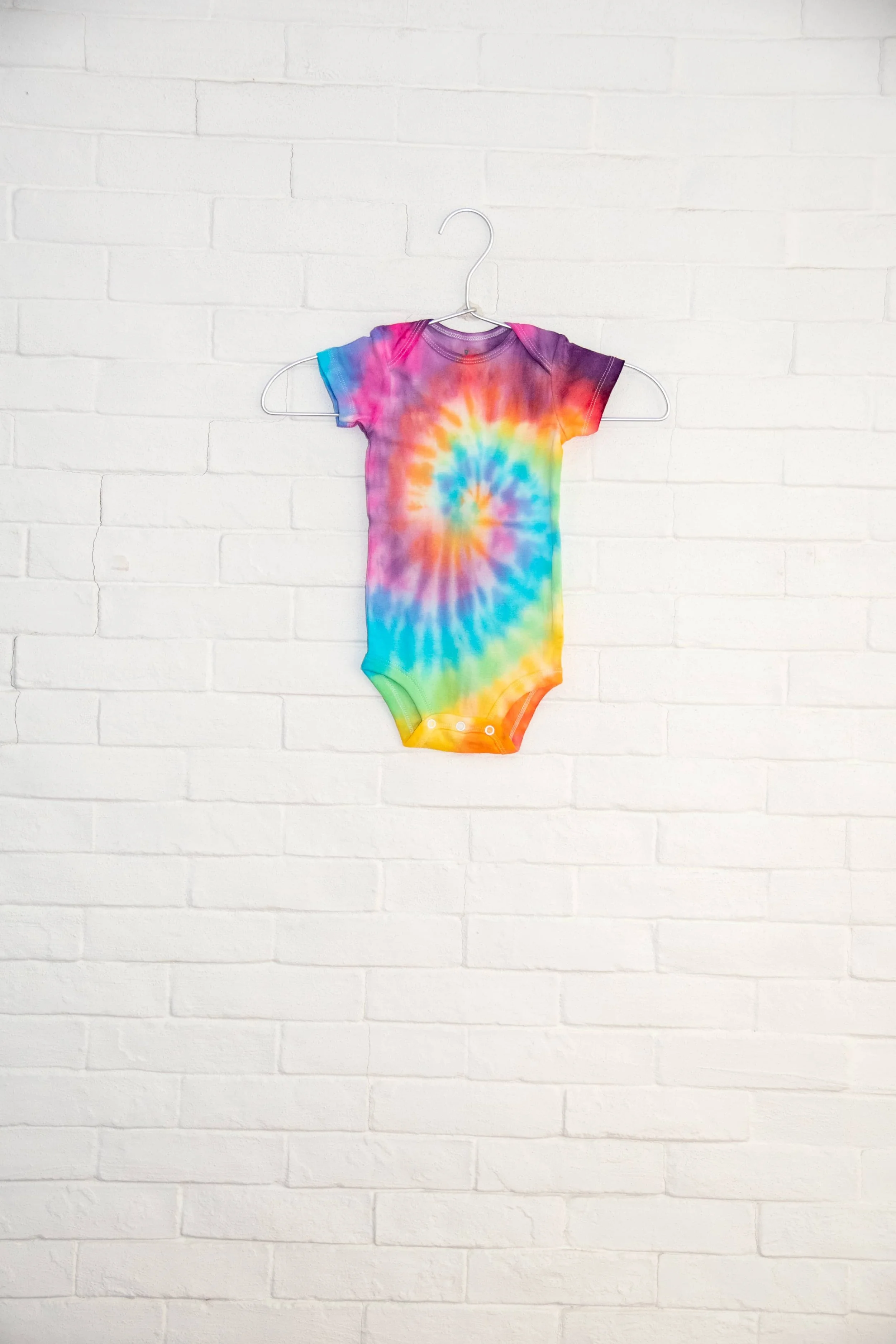 Baby onesies, short and long sleeve, plus a lace trim version · 嬰兒連身衣