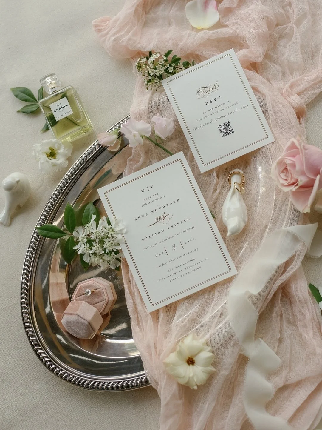 A Minted invitation suite paired with the loveliest day of signage by @darcysweetdesign. I trust her with my life and with my paper (which in weddings is essentially the same thing). HOW CUTE ARE THOSE MATCH BOXES?!
⠀⠀⠀⠀⠀⠀⠀⠀⠀
Day of Paper: @darcyswee