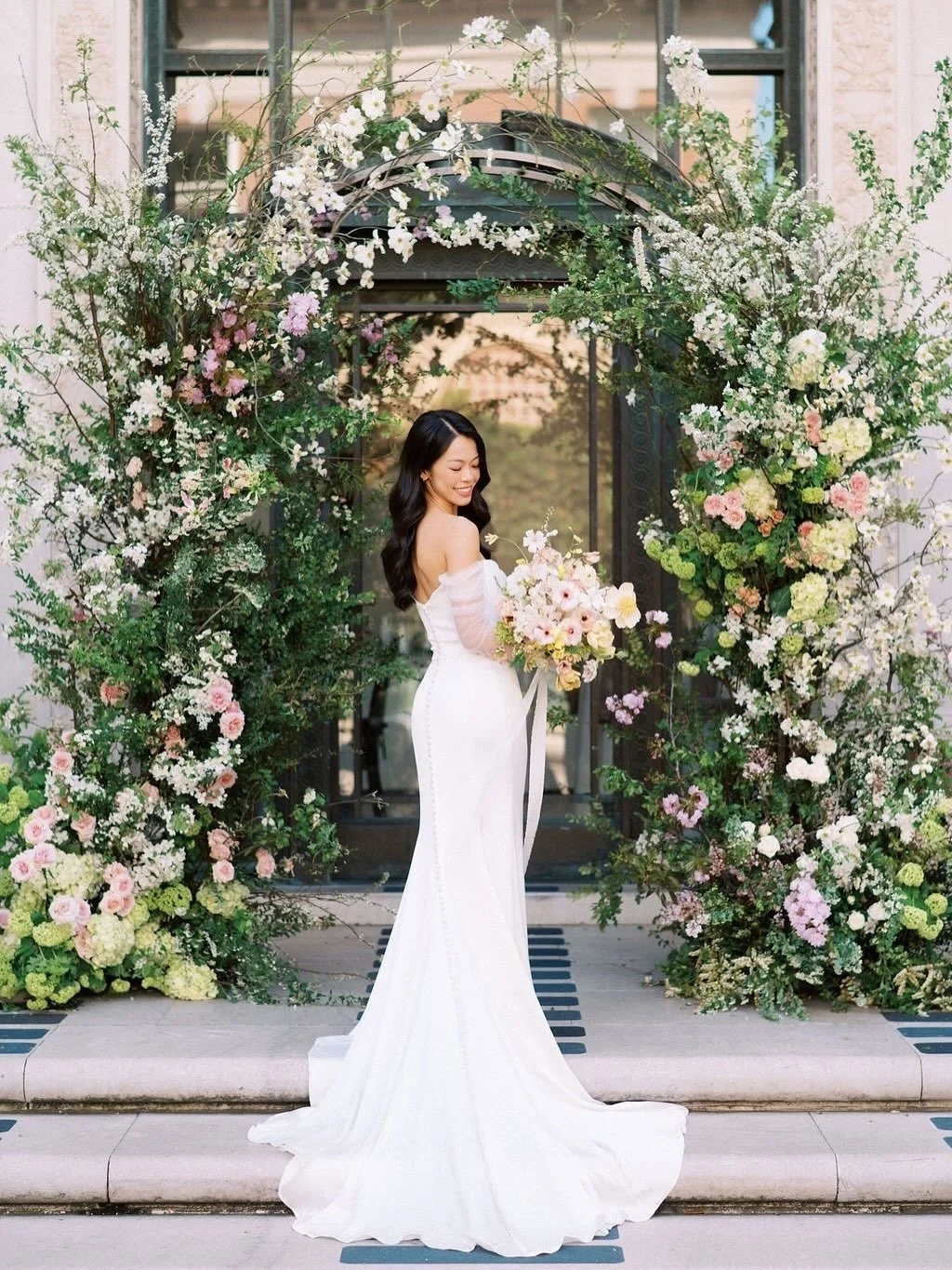 One of my most favorite ceremony backdrops of all time. You two deserve the world, @juudylai and @colinschoen 
⠀⠀⠀⠀⠀⠀⠀⠀⠀
Planning &amp; Design: @willaviaweddingco
Photography: @dittodianto
Venue: @floodmansion 
Florals: @mis_florism
Catering: @fraich