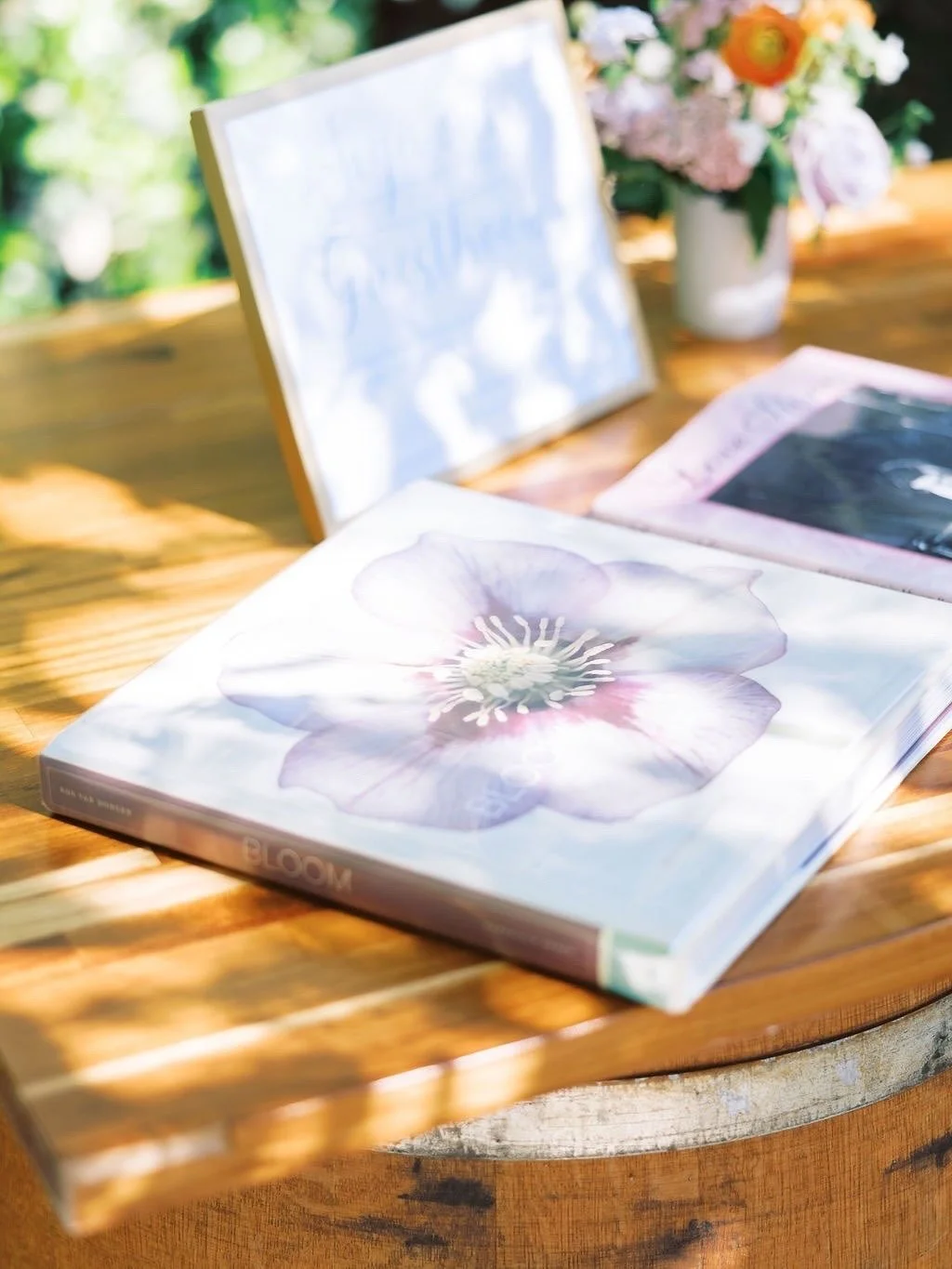 A stunning and purposeful guest book moment as guests arrive: your favorite coffee table books transformed into keepsakes filled with handwritten notes from your favorite people.
⠀⠀⠀⠀⠀⠀⠀⠀⠀
Planning &amp; Design: @willaviaweddingco
Photographer: @rebe