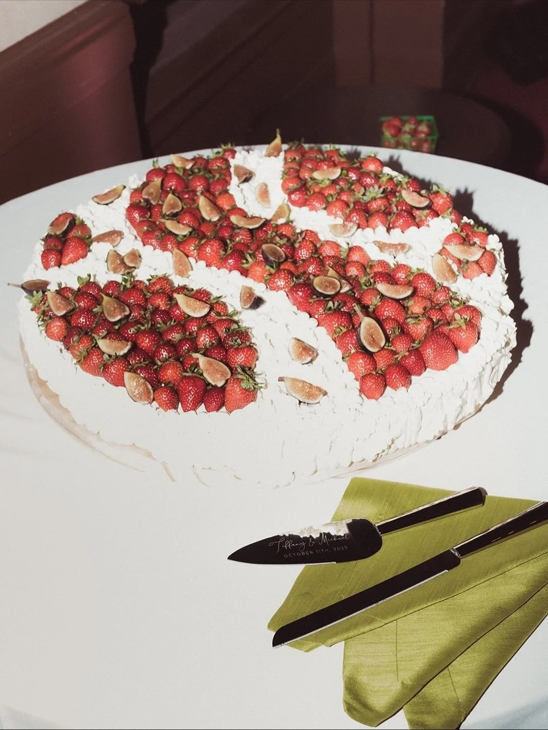 During our wrap up call, we discuss each and every vendor. At the top of Tiffany and Mike's list? Francesca of @fearthefeast. She is an ARTIST who created a cake their guests were elbowing their way to get to.
⠀⠀⠀⠀⠀⠀⠀⠀⠀
Planning &amp; Design: @willav