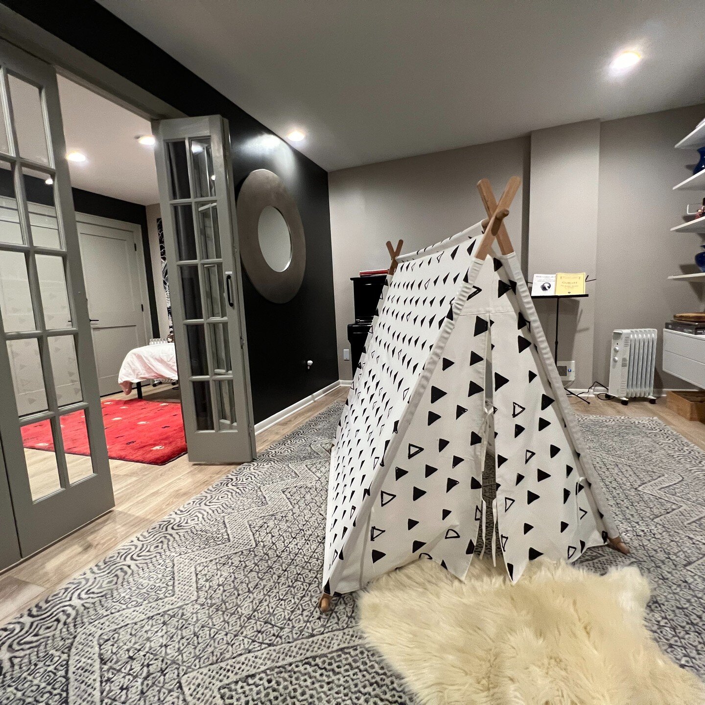 A cozy family room complete with a piano, books, toys, games, and a playful tent! 🎹📚🎲 Let the fun and creativity unfold. 🏡✨ #FamilySpace #HomeAwayfromHome #vacationmode #weekendgetaway