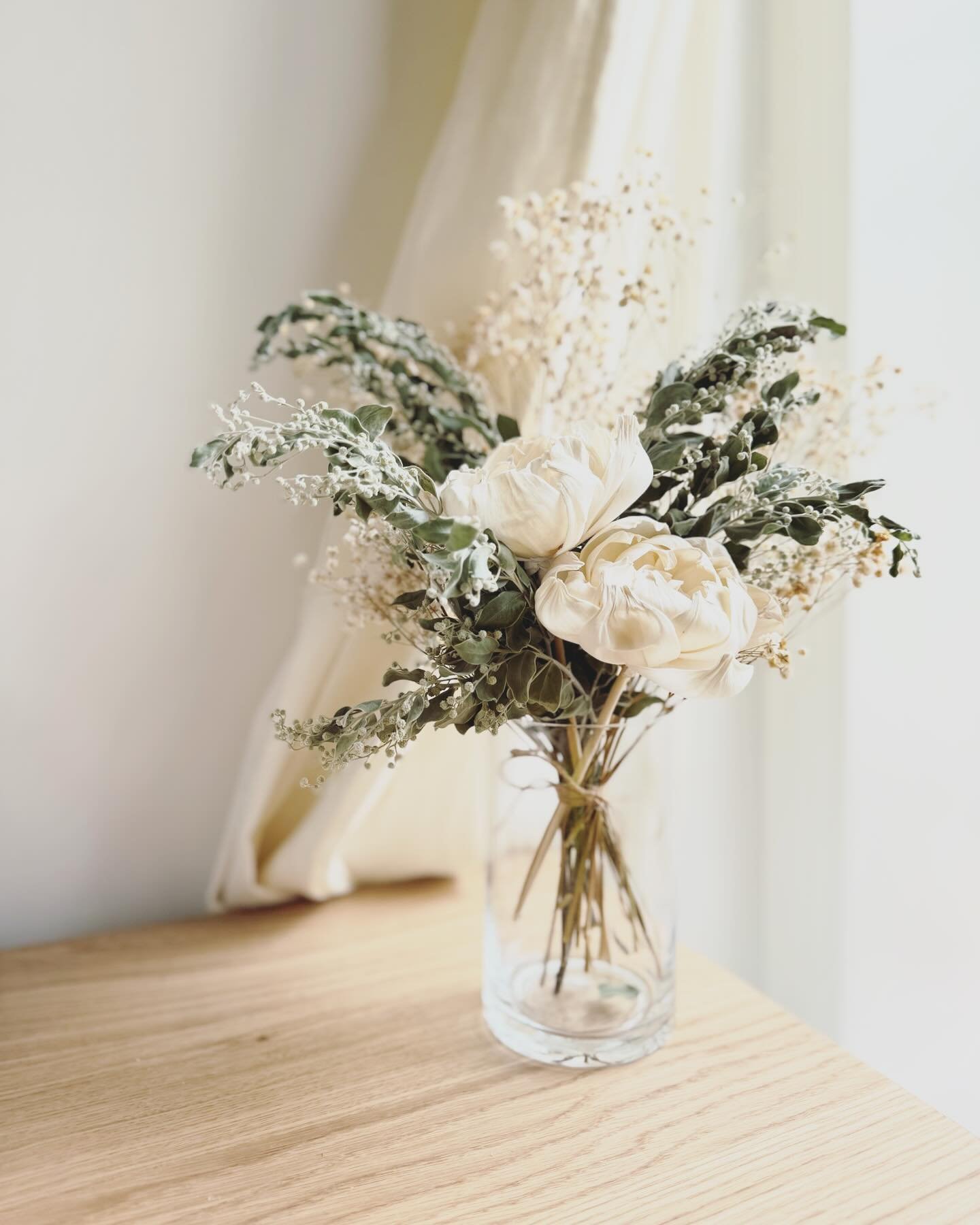 Simple dried flower arrangement&hellip; with dried baby&rsquo;s breath, mimosa leaves and white wooden flowers🤍DM me if you are interested! シンプルなアレンジ。かすみ草、ミモザの葉っぱ(ポツポツ付き)、木のお花。清楚な感じでどこにでも合いそうです。興味ある方DMください🤍#driedflowers #driedflowerbouquet #driedfl