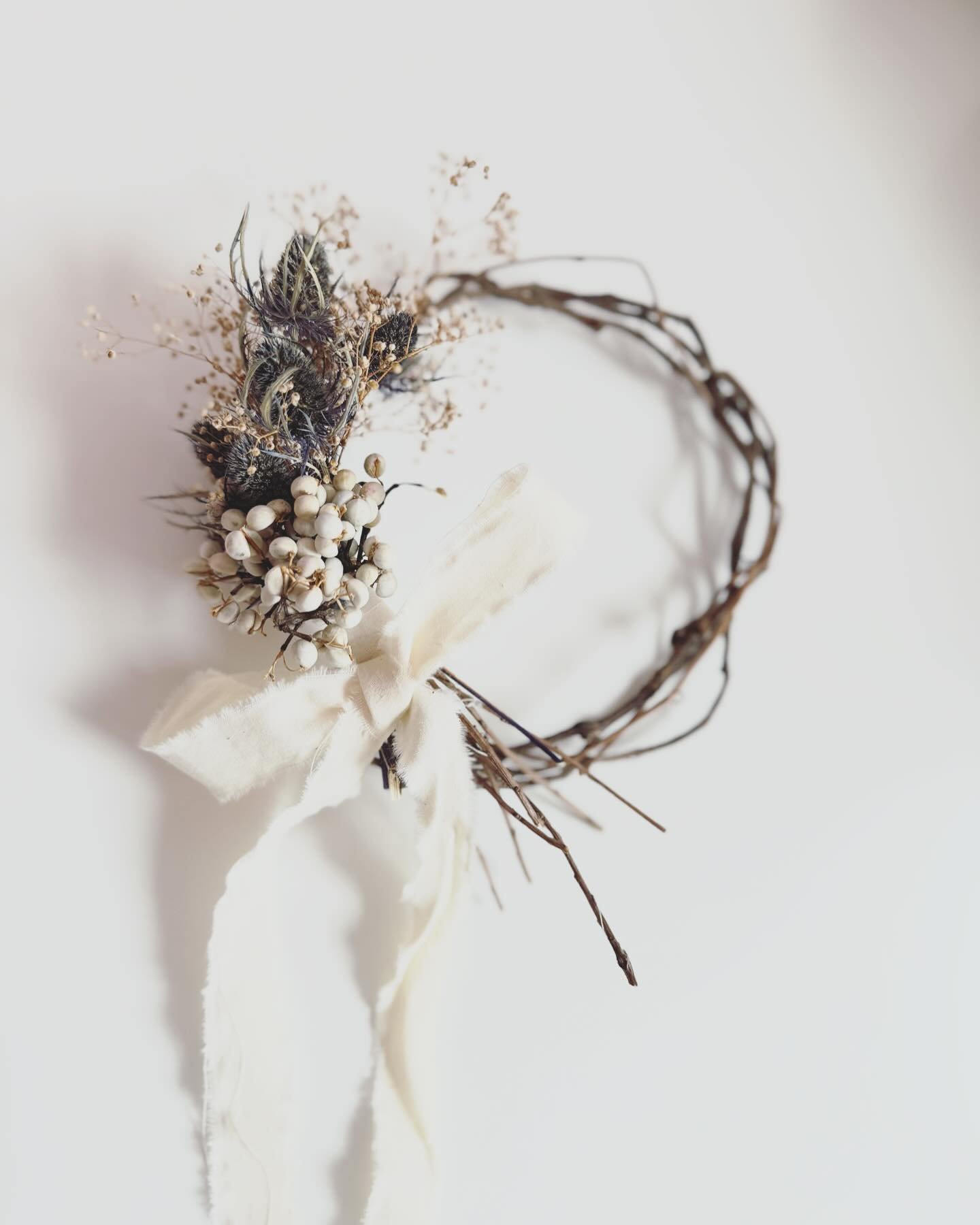 Simple small dried flower wreath🤍💙The blue thistle flowers were dried naturally at our studio. I love the white berries, too. DM me if you are interested! ドライフラワーリース。青い実みたいなお花はうちで乾かしました。この白いかわいい実も大好き。#wreath #miniwreath #driedflowers #driedflowerwr