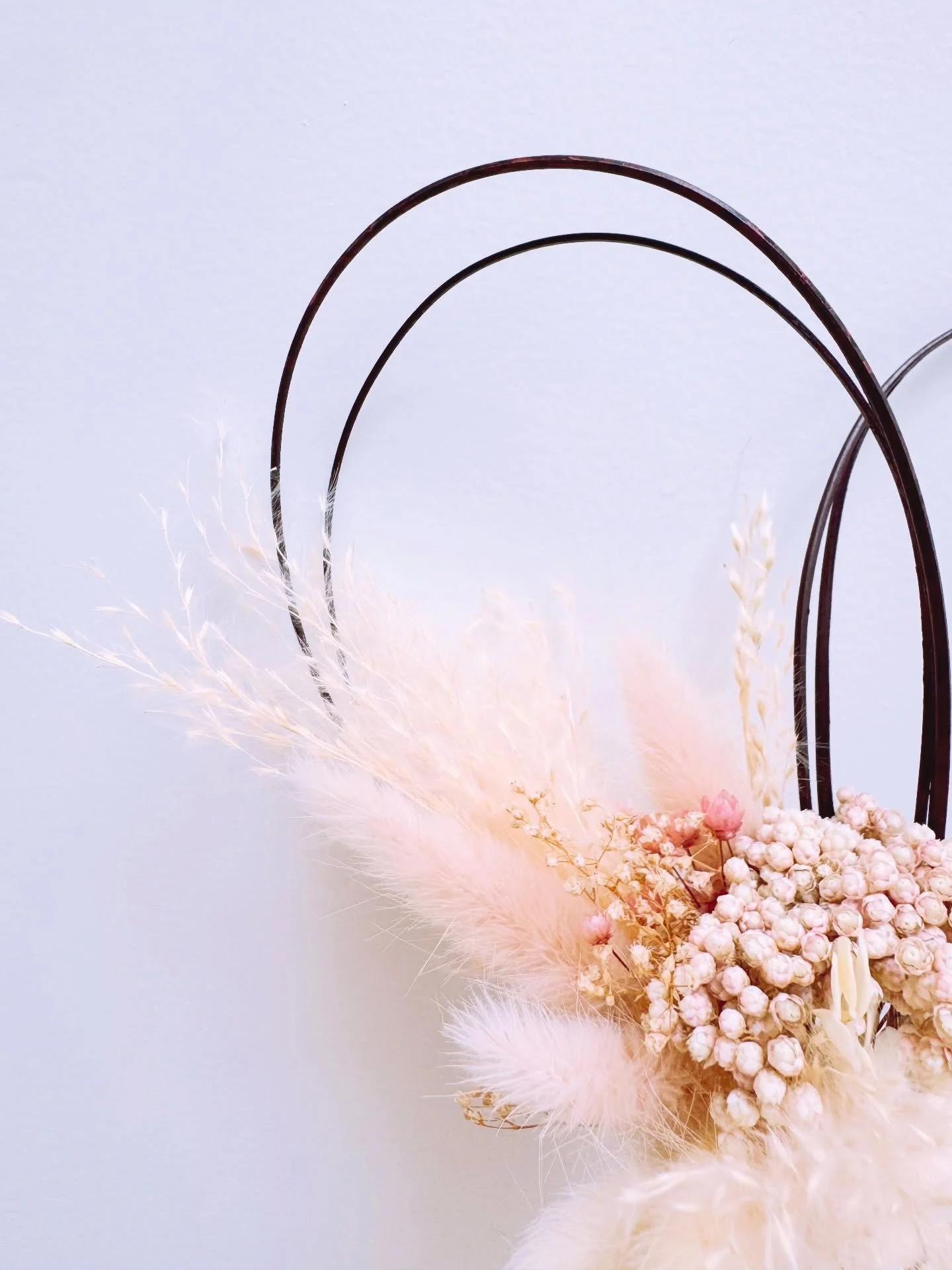 Dried flower heart bouquet 🩷
Love forming a heart and a bouquet.
Together, it&rsquo;s such a beautiful combination&mdash;don&rsquo;t you think?!

ドライフラワーのハートブーケ 🩷
やっぱりハート型が好きなんです🥰ドライフラワーも。きゅんな組み合わせ🩷

#driedflowers #heart #bouquet #ドライフラワー #ハート