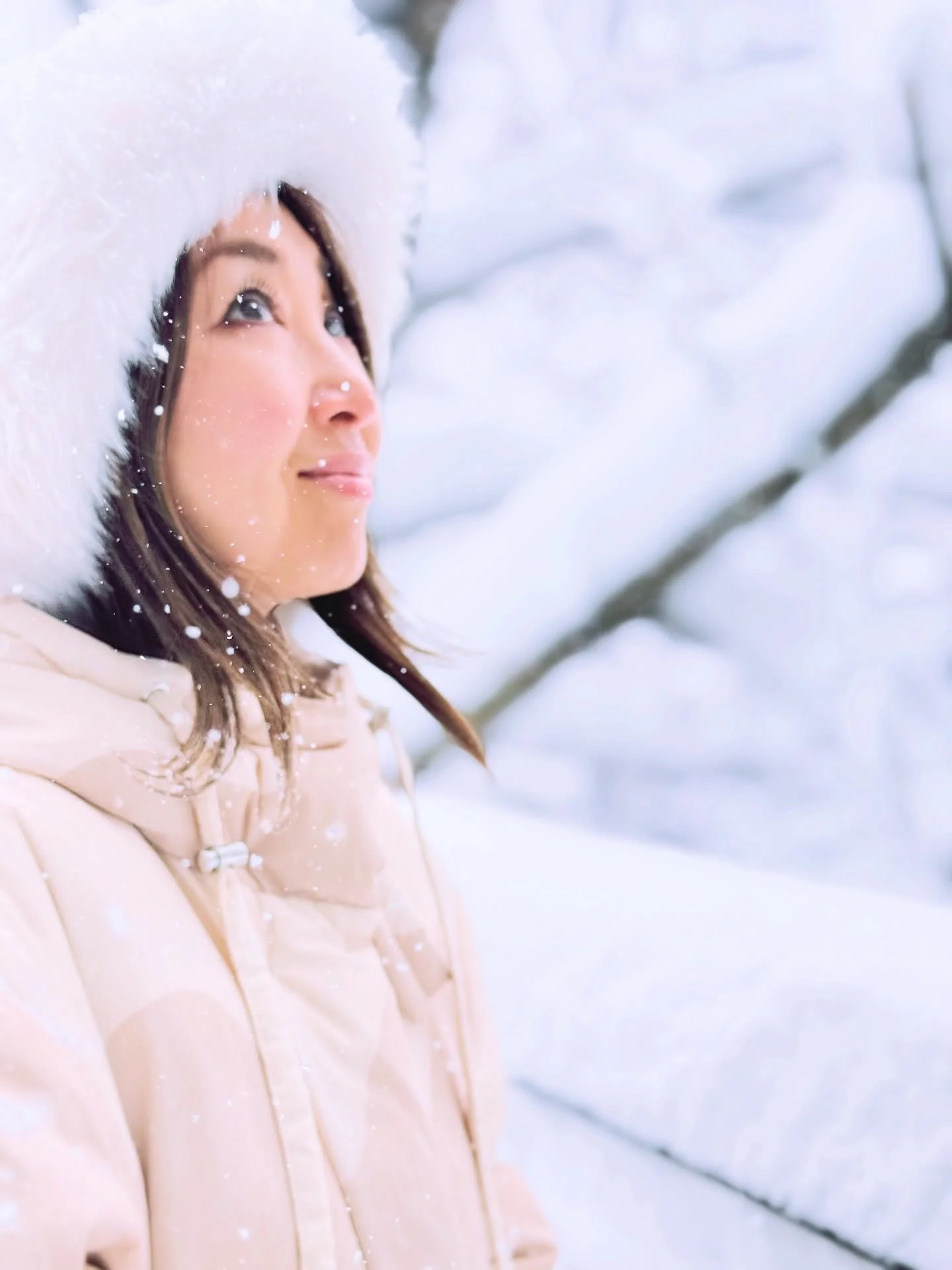 Another year older, a little wiser, and wrapped in snow ❄️ What a birthday gift from Mother Earth! Feeling incredibly grateful &mdash; for my parents, my family and friends, and for this beautiful life I get to live 🤍

大雪の日に、無事またひとつ歳を重ねました。
産んでくれた両親