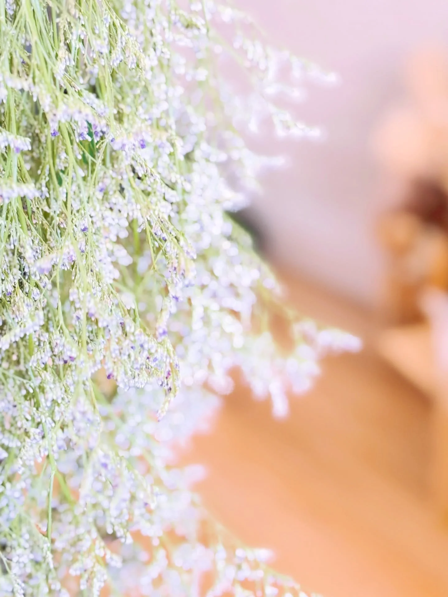 Whenever I find materials like these, I start imagining what they could become&hellip; and I get so excited🤩

The possibilities are endless ✨
Misty blue flowers ➡️ Curly willow branches ➡️ Kiwi vines

花材集めや花材選びは、ワクワクする大切な過程のひとつ。
「わー、何ができるかな？」
「あのプロジ