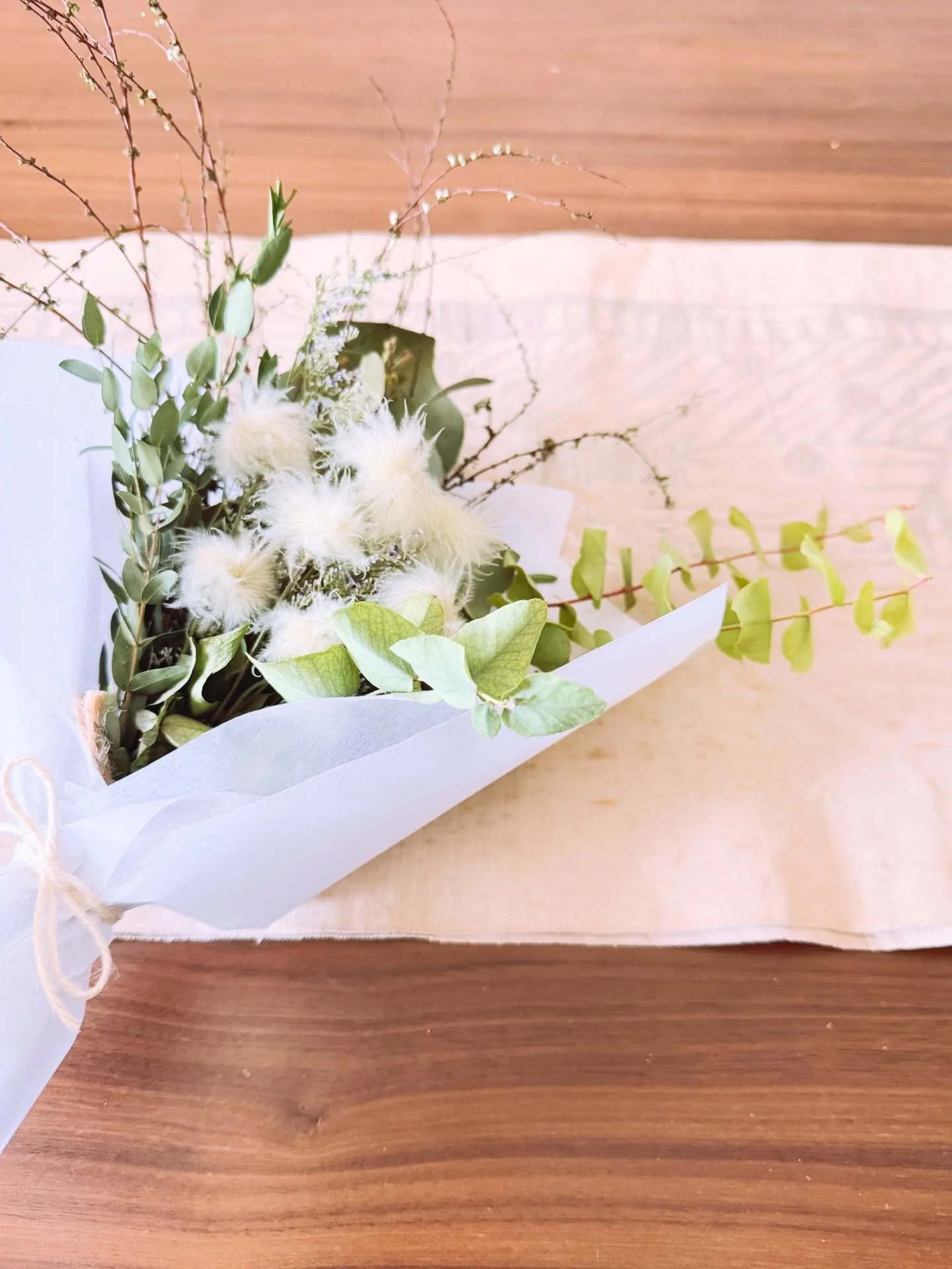 Bouquet with Clematis Kibo, snow willow, misty blue, and lots of different eucalyptus🤍🌿🤍🌿 made with a special someone in mind 🥰

クレマチスキボ、雪柳、ミスティーブルー、そしていろいろなユーカリを束ねたブーケ🤍🌿想いを込めて作りました🥰

#driedflowers #driedflowerbouquet #bouquet #ドライフラワー #ドライフラ