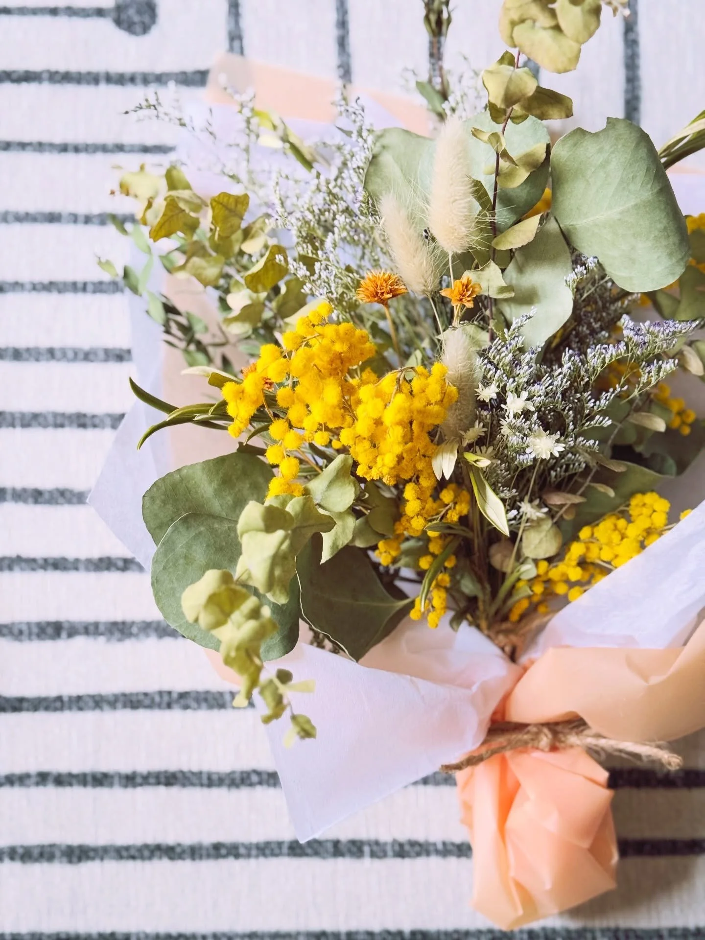 A custom order bouquet for her artist friend 💛
I used lots of greens and mimosa, along with small dried flowers, and the bouquet came out so special. Thank you for trusting me!

Mimosa is such a happy flower&mdash;and it dries beautifully too. One o