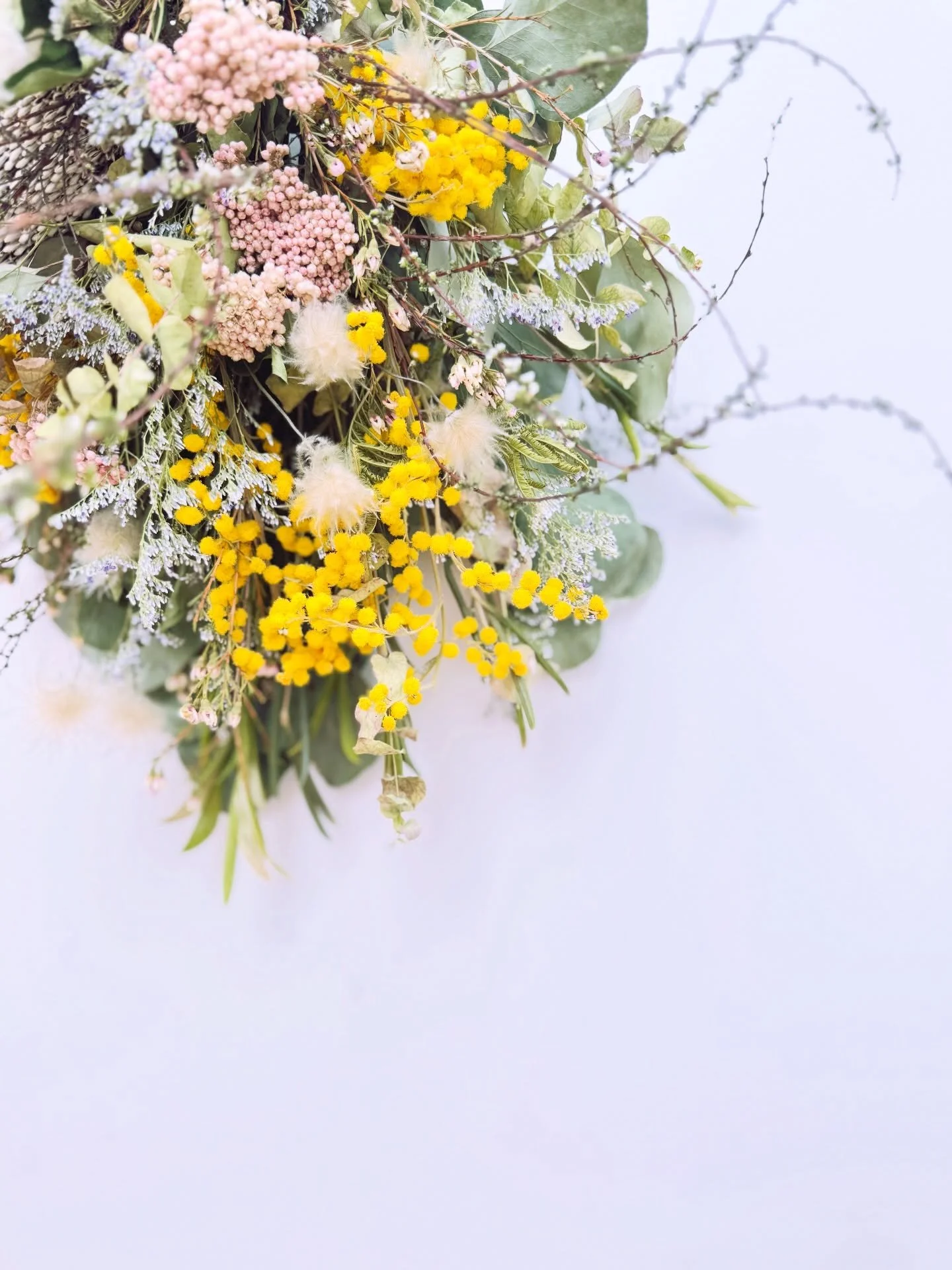 Happy first day of spring 💛🌿💛🌿

A very large hanging floral arrangement (swag) with mimosa and banksia as the main flowers, layered with lots of greens and spring blooms. Such a statement piece💛🌿

What do you think?! ☺️

ミモザとバンクシアをメインに、さまざまなグリー